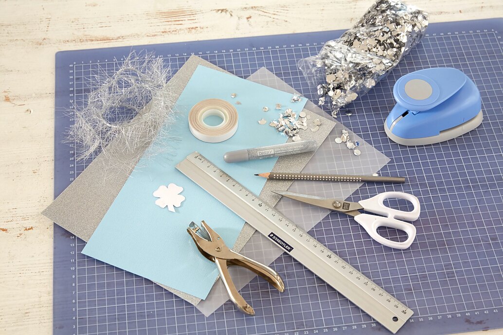 tesa trendpapier 11 / Idee 5: Konfettitütchen / Schritt 1 Übersicht der benötigten Materialien zum Basteln der Konfettitütchen.