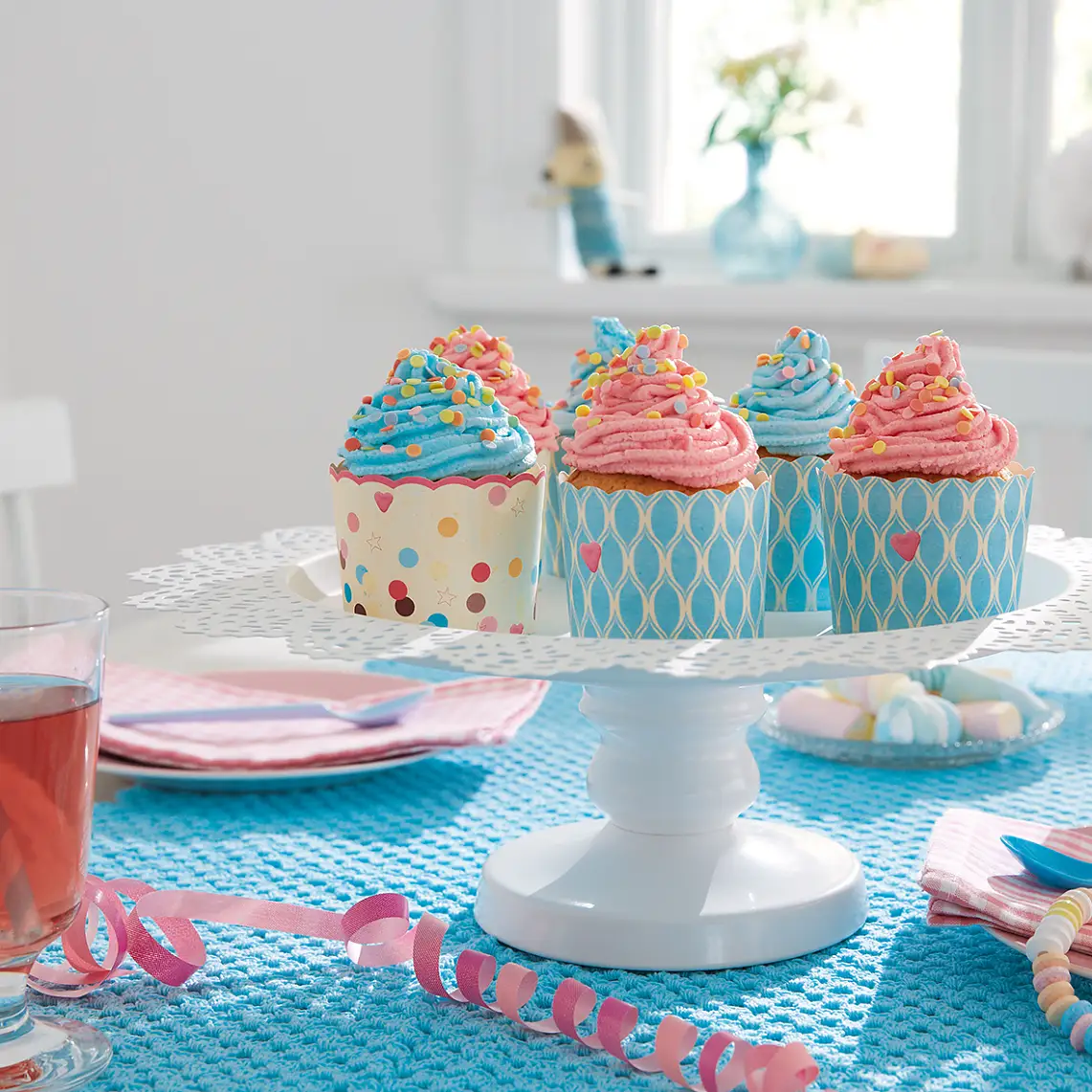 tesa Powerbond® INDOOR can be used for so much more than mounting pictures. Use it to create your own cake stand and show off your home-made muffins in style.