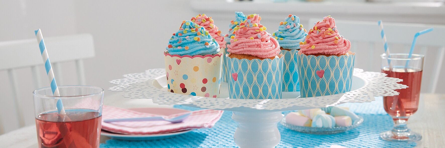 tesa Powerbond® INDOOR can be used for so much more than mounting pictures. Use it to create your own cake stand and show off your home-made muffins in style.