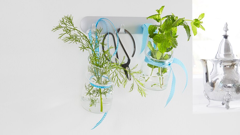 Culinary herbs in glasses Lovely kitchen accessories: culinary herbs in glass jars - a practical kitchen decor. With the tesa Powerstrips® Hook Rack, it is easy to mount this unique kitchen storage.