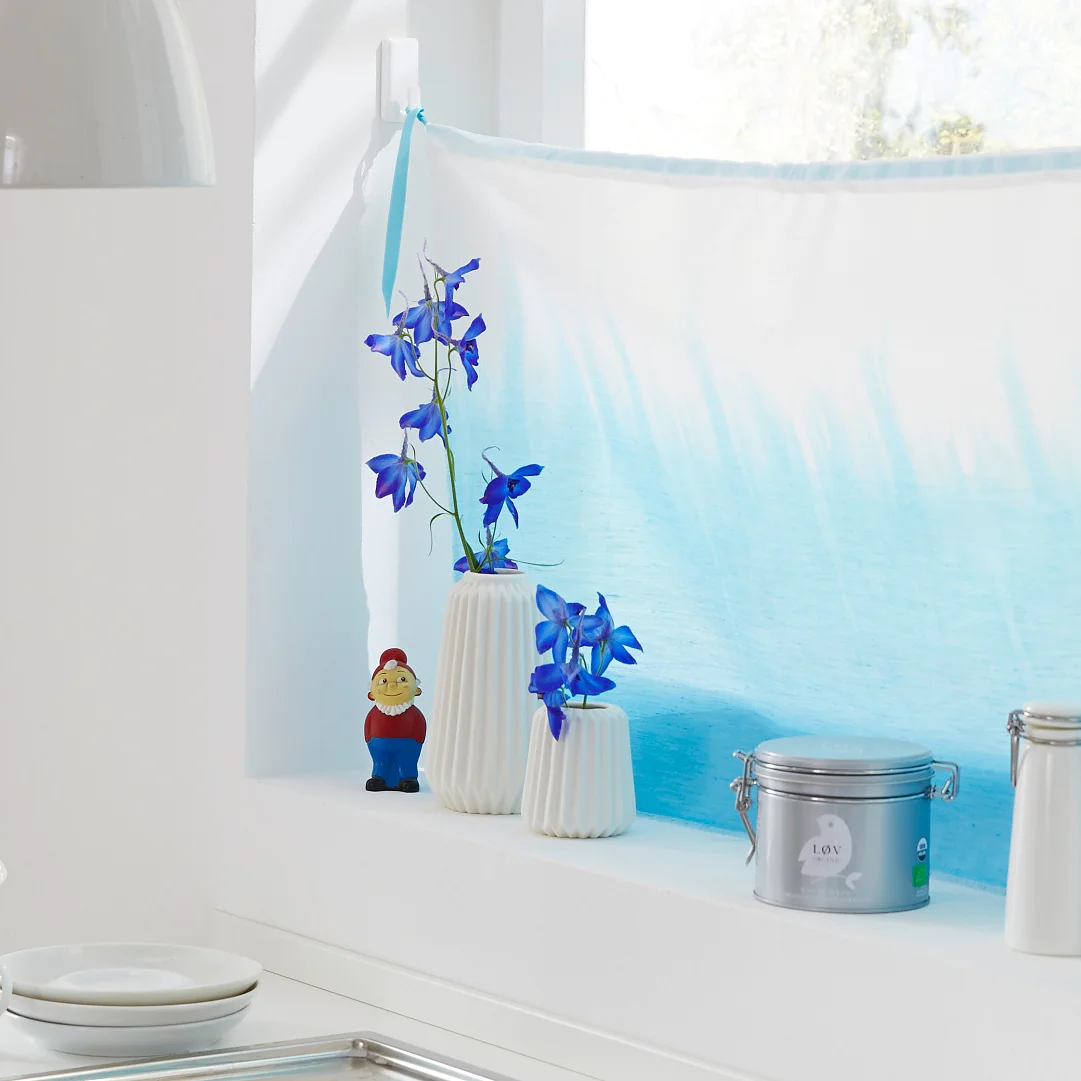 Interior design ideas for your kitchen: The dip-dyed curtains make a great kitchen decor. With tesa Powerstrips® Hooks LARGE Classic all your decorating ideas take shape.