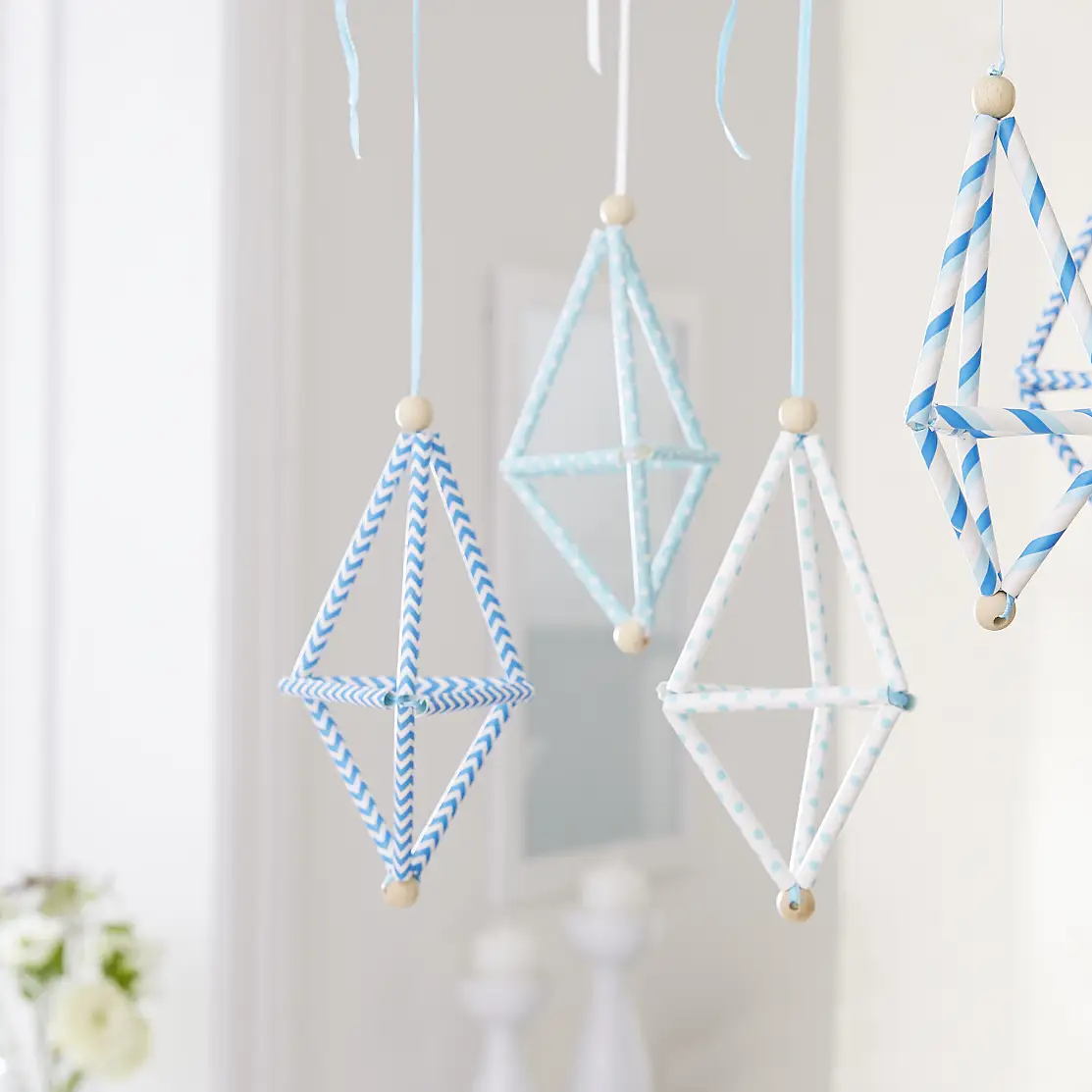 Home decor for baby rooms: The geometric mobile made from straws is fixed with the removable adhesive hooks Powerstrips® Transparent DECO Hook LARGE. Perfect for decorating ideas!