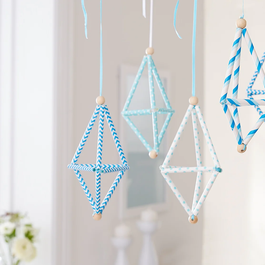 Home decor for baby rooms: The geometric mobile made from straws is fixed with the removable adhesive hooks Powerstrips® Transparent DECO Hook LARGE. Perfect for decorating ideas!