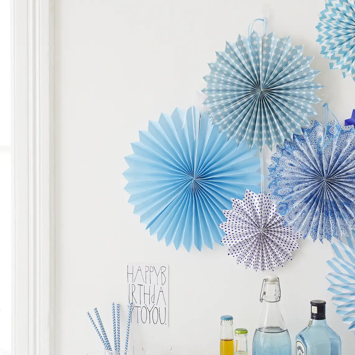 Interior decorating: The birthday party decorations "paper rosettes" are easily mounted with the picture hangers tesa Powerstrips® Transparent DECO Hooks.