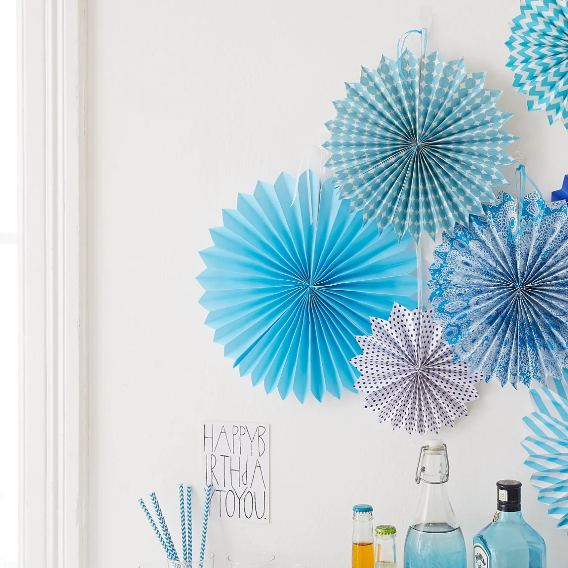 Interior decorating: The birthday party decorations "paper rosettes" are easily mounted with the picture hangers tesa Powerstrips® Transparent DECO Hooks.