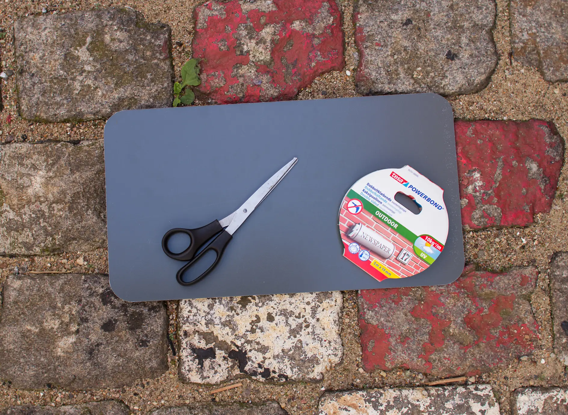 Sign, scissors and double-sided mounting tape tesa Powerbond® OUTDOOR