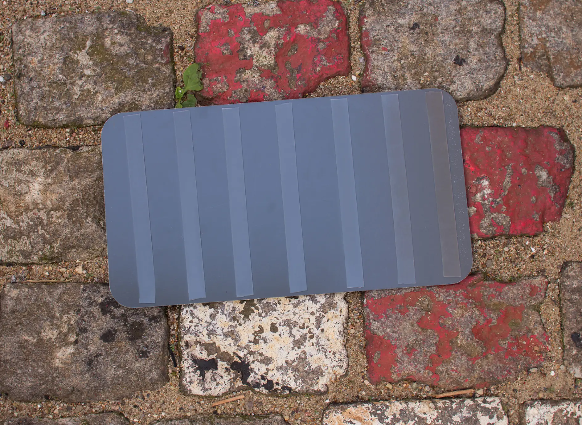 The protective strip of tesa Powerbond® OUTDOOR has been removed
