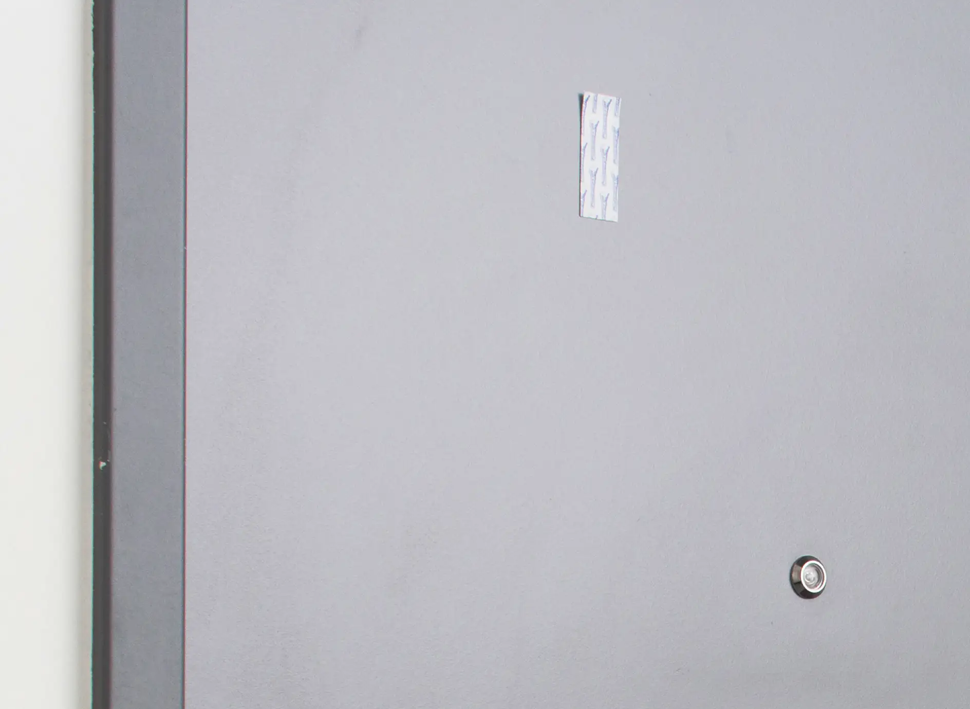 The Powerstrips® Strips Transparent Large is first fixed onto the centre of the door.