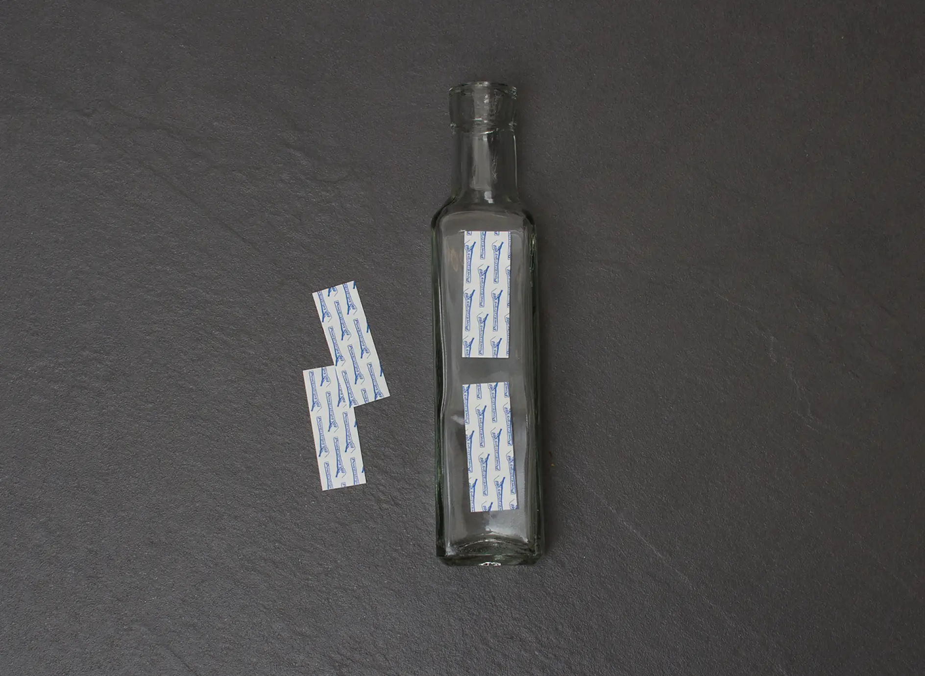 The tesa Powerstrips® Strips Transparent Large are first fixed to the bottles.