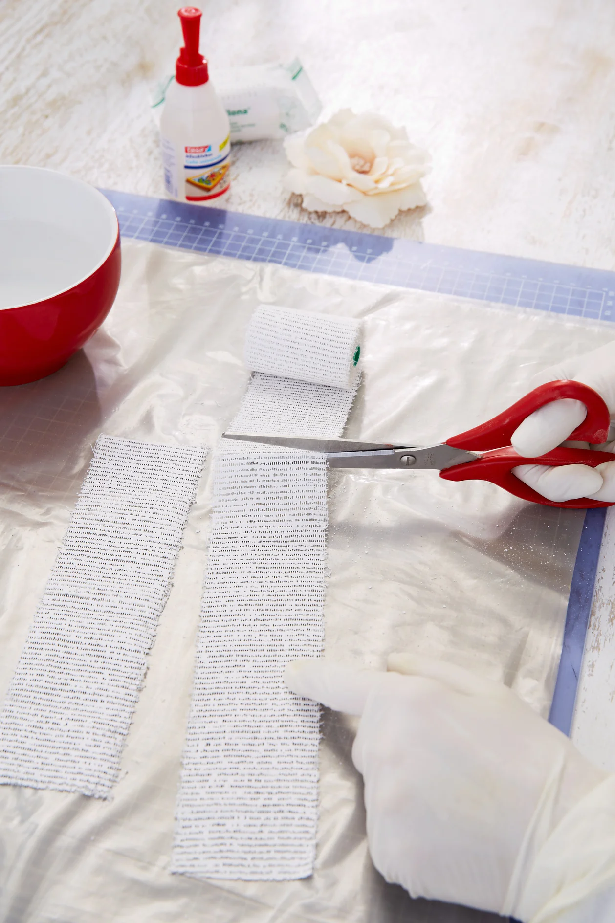 Cut the plaster bandages in vase length + 2 cm.