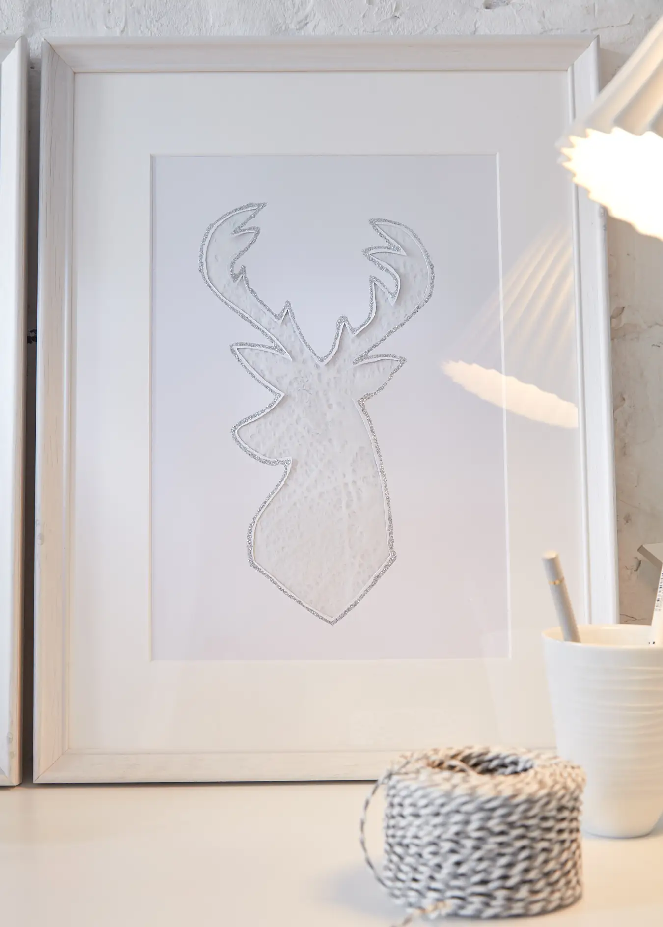 Decorate your sideboard with these self-made glitter reindeer pictures!