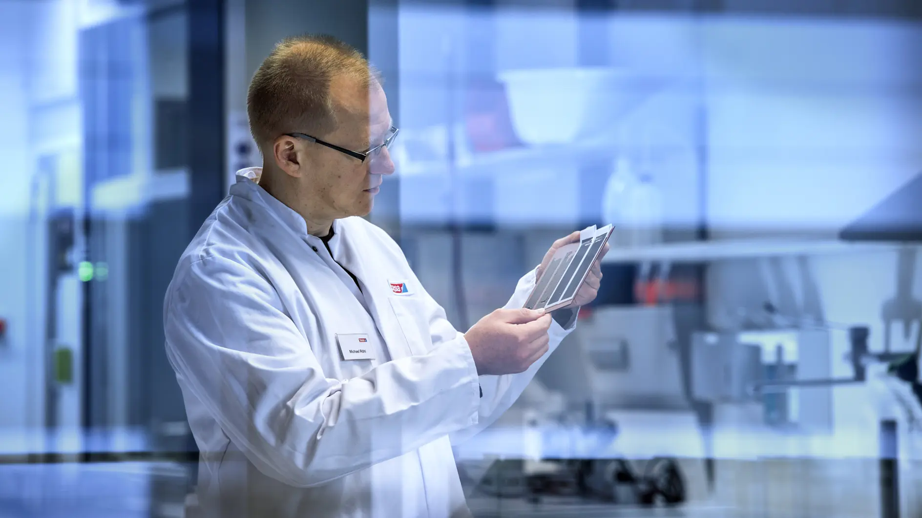 Close physical proximity and streamlined communication channels between R&D and marketing characterize the new tesa SE building complex, which was completed in late 2015. About 280 researchers work here, tinkering with new and continuously improved adhesive tape products. Many of these products are able to replace conventional joining techniques such as riveting and welding.