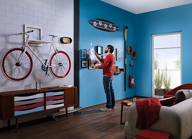 The key visual for the tesa® Smart Mounting System generates high recognition value internationally in stores and in advertising materials.