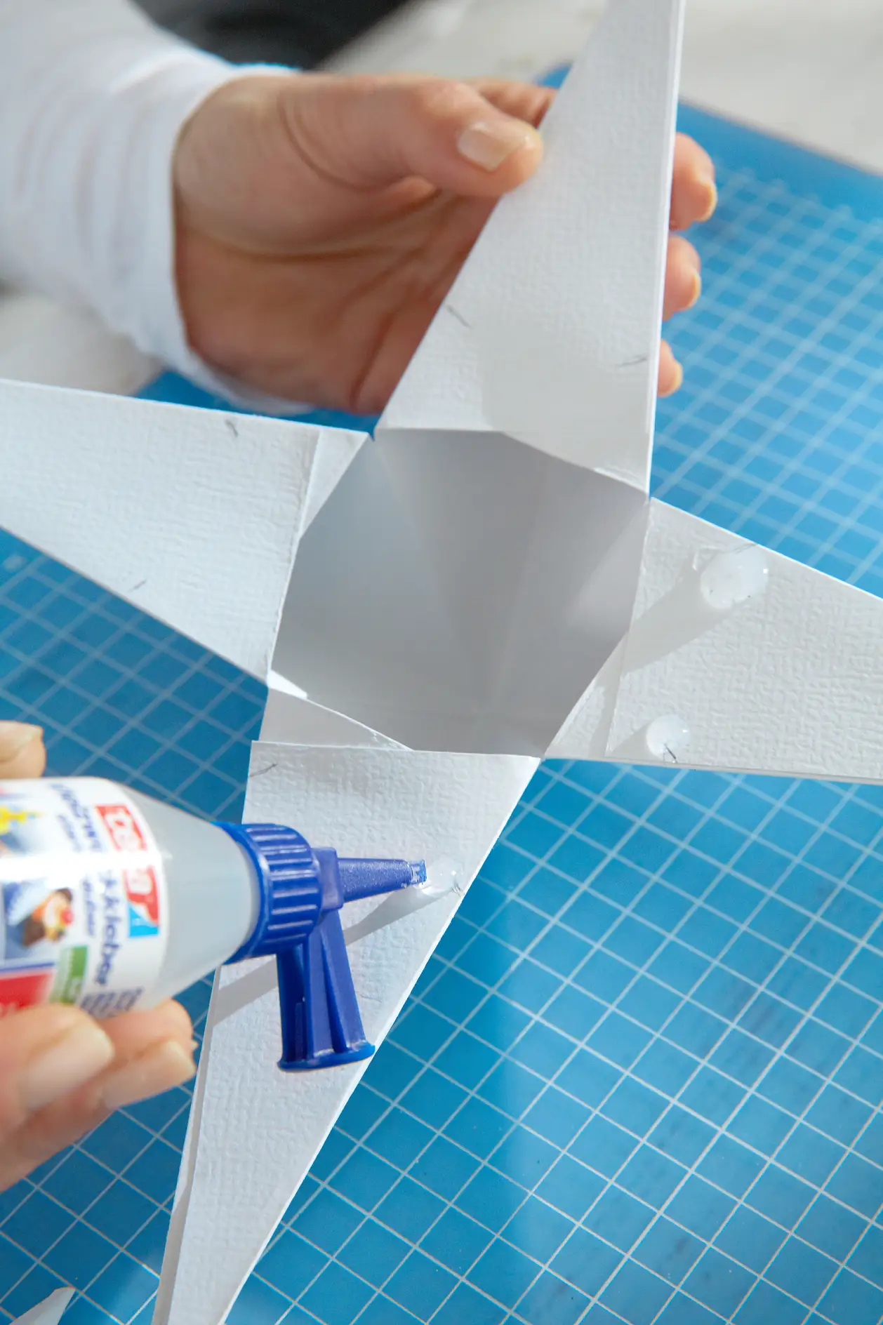 DIY Paper Stars / Step 13: Apply tesa® Vielzweckkleber.