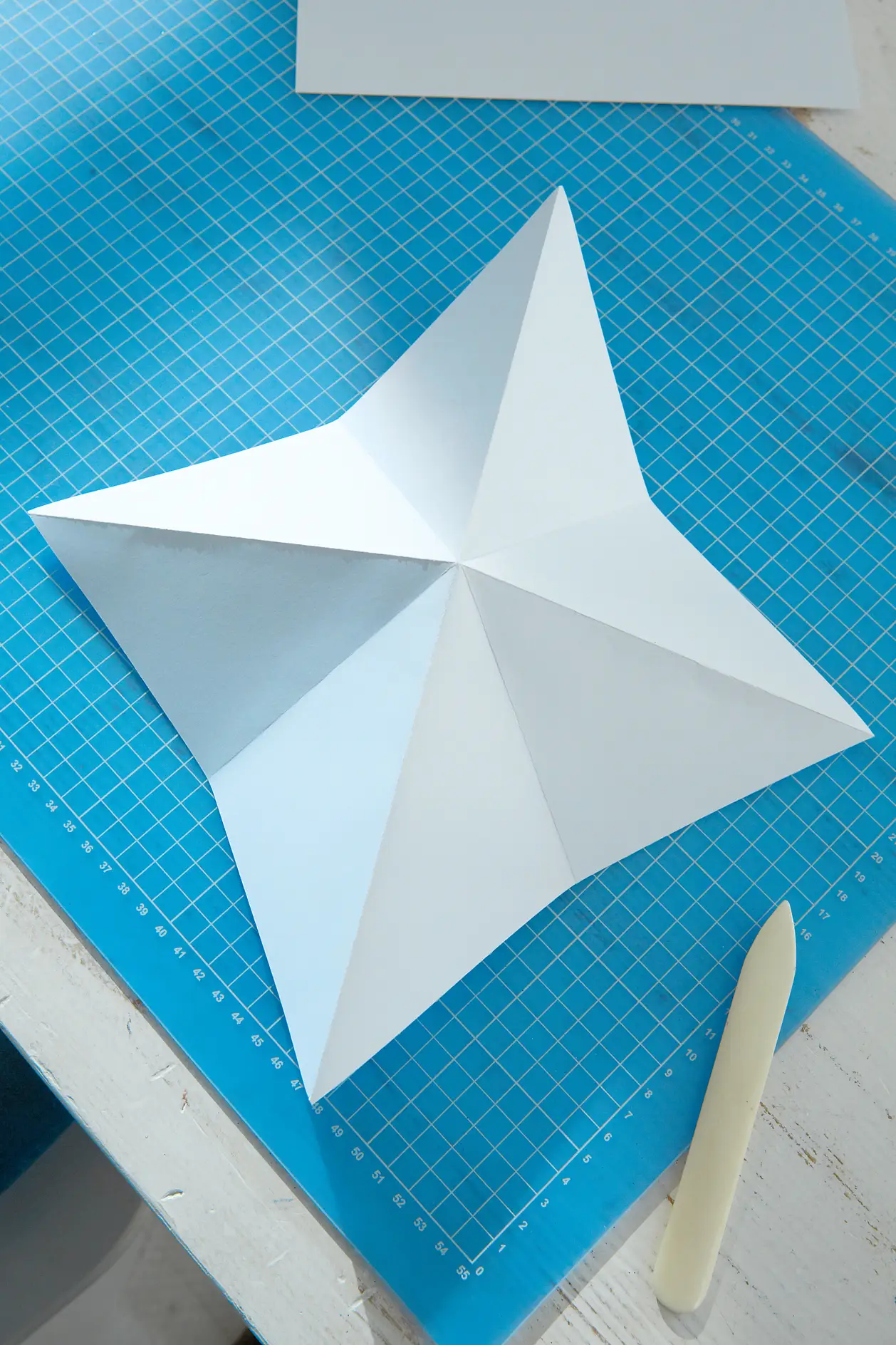 DIY Paper Stars / Step 4: Unfold paper