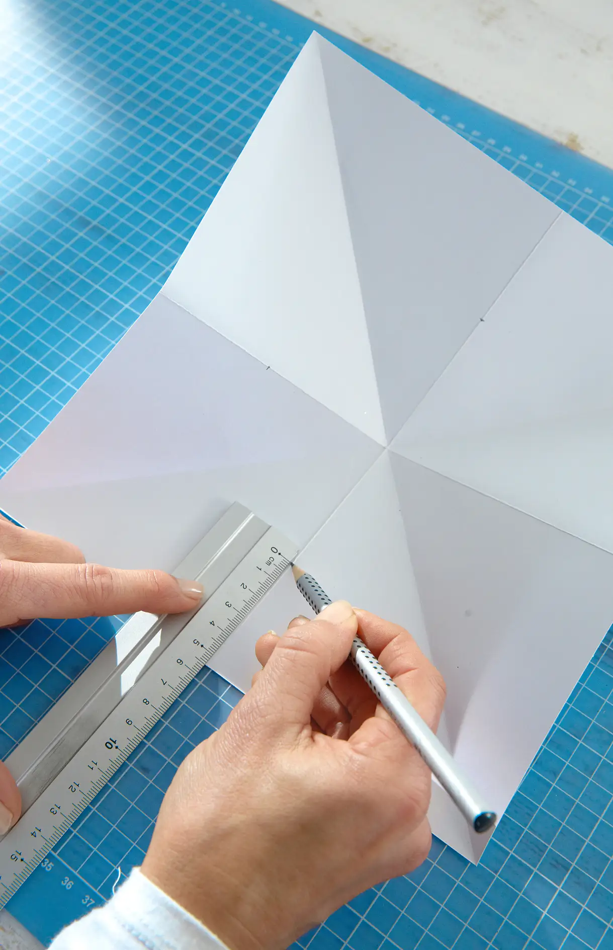 DIY Paper Stars / Step 5: Make markings