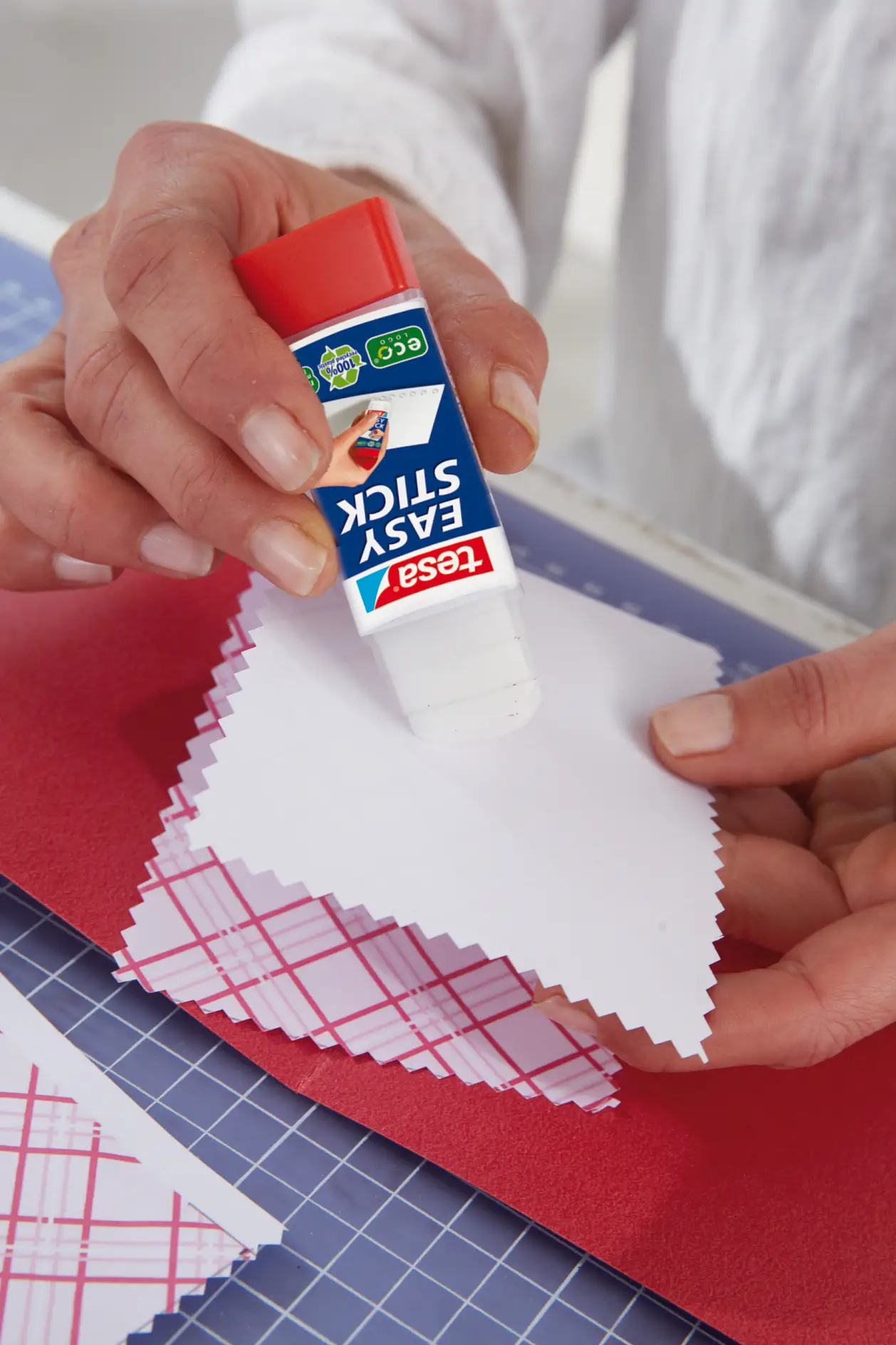 DIY Valentine's Day Card / Step 4: Glue