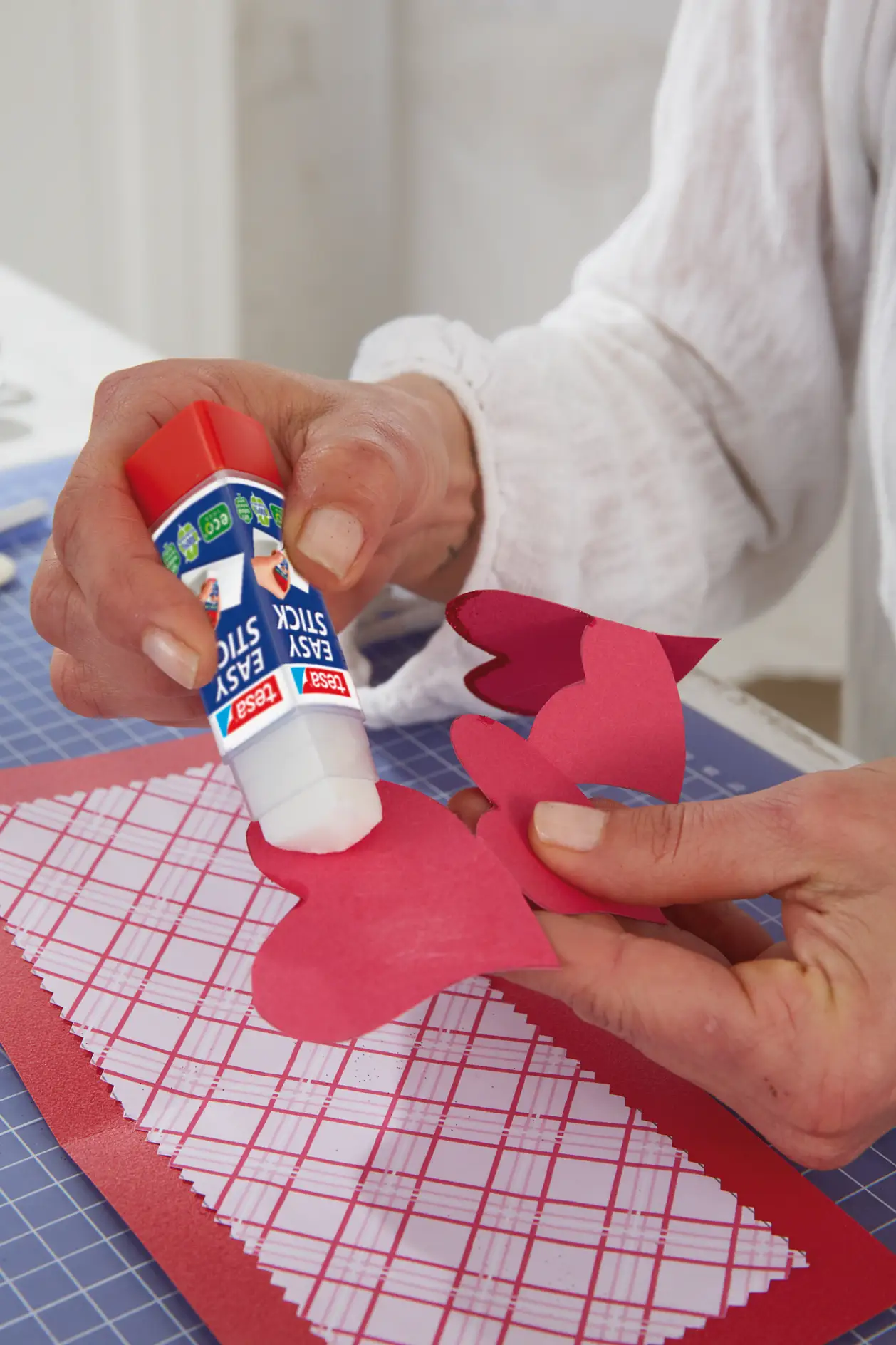 DIY Valentine's Day Card / Step 8: Glue