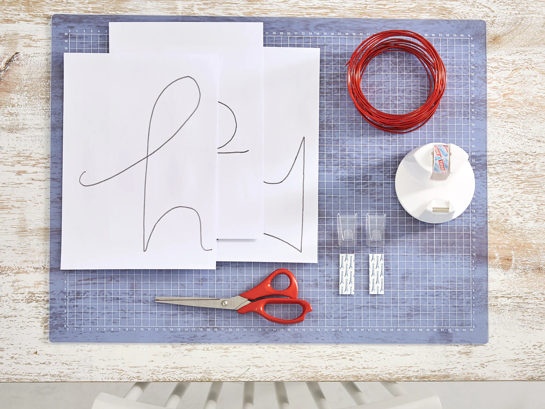 Materials needed for a wire writing wall decoration Overview of materials needed for a wire writing wall decoration