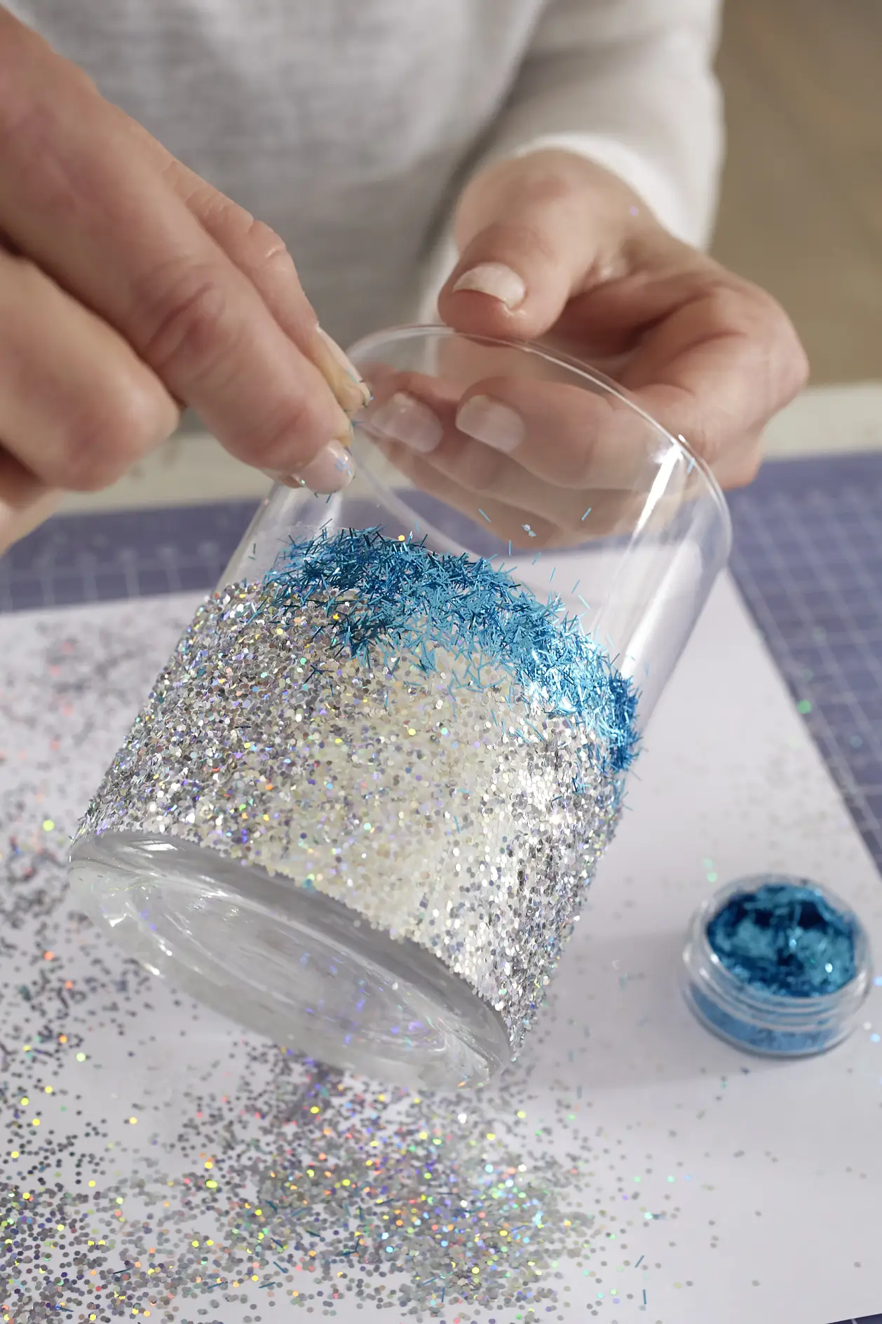 Sprinkle with turquoise glitter powder.