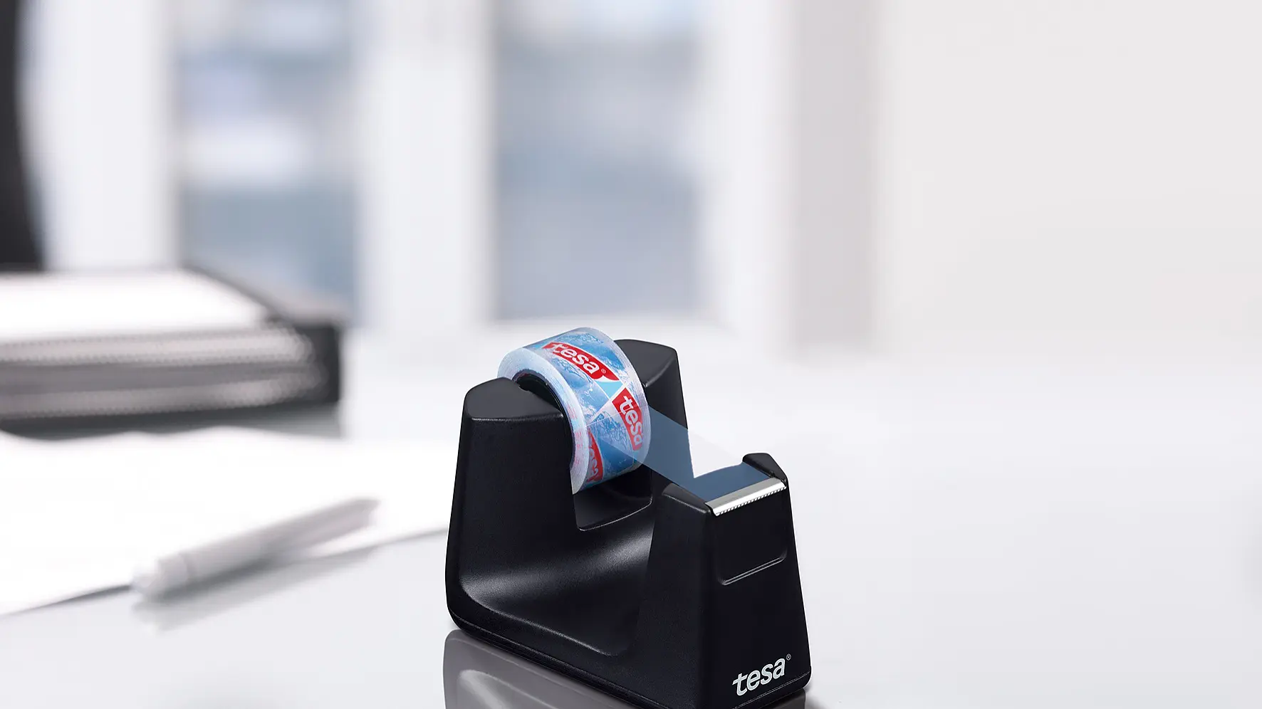 Without leaving sticky residues, the desk dispenser Smart can be easily removed and repositioned. Particularly practical: If necessary, the adhesive force of the stop pad can be reactivated any time by simply cleaning it with water.