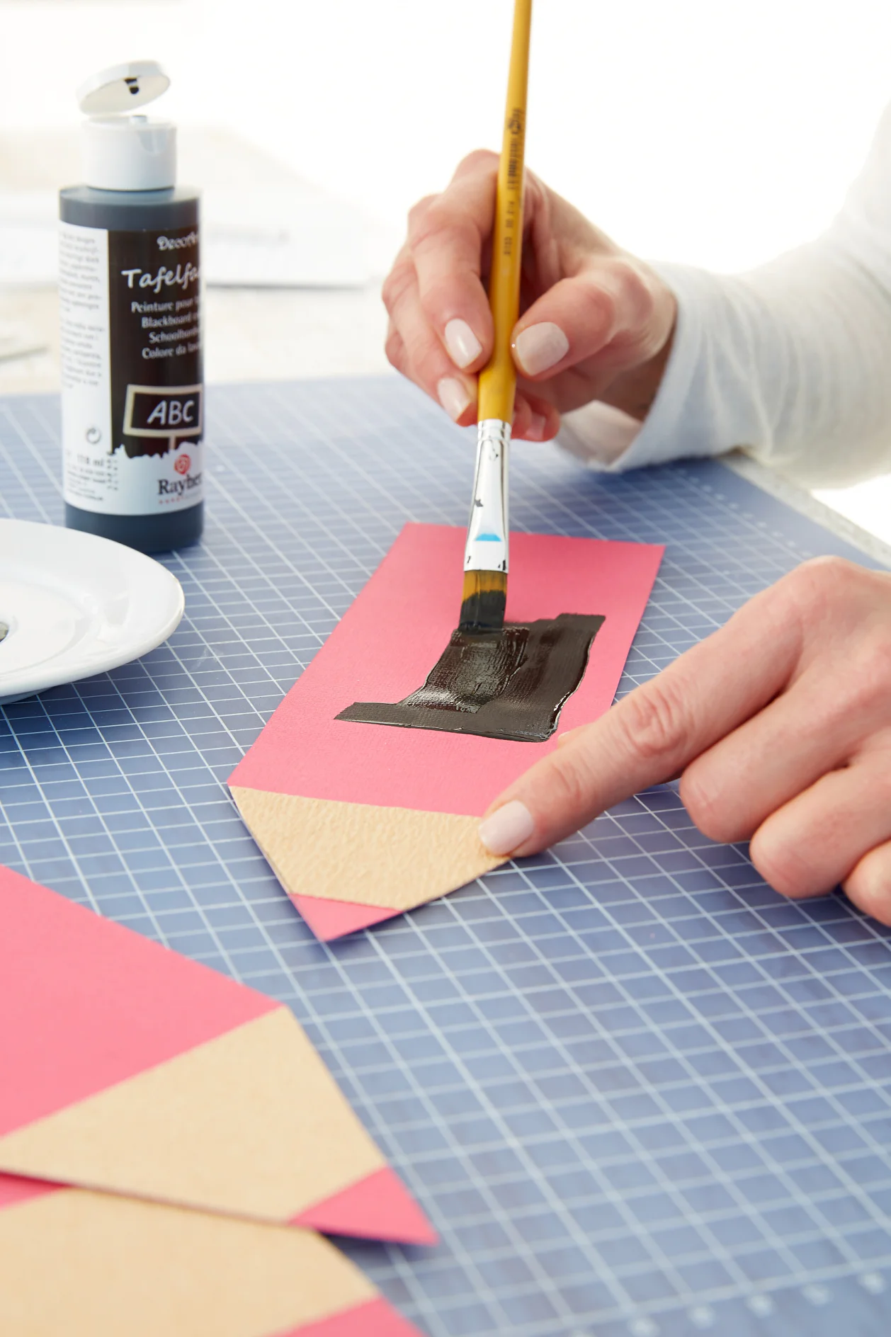 DIY Girlande / Step 4: CHalkboard varnish