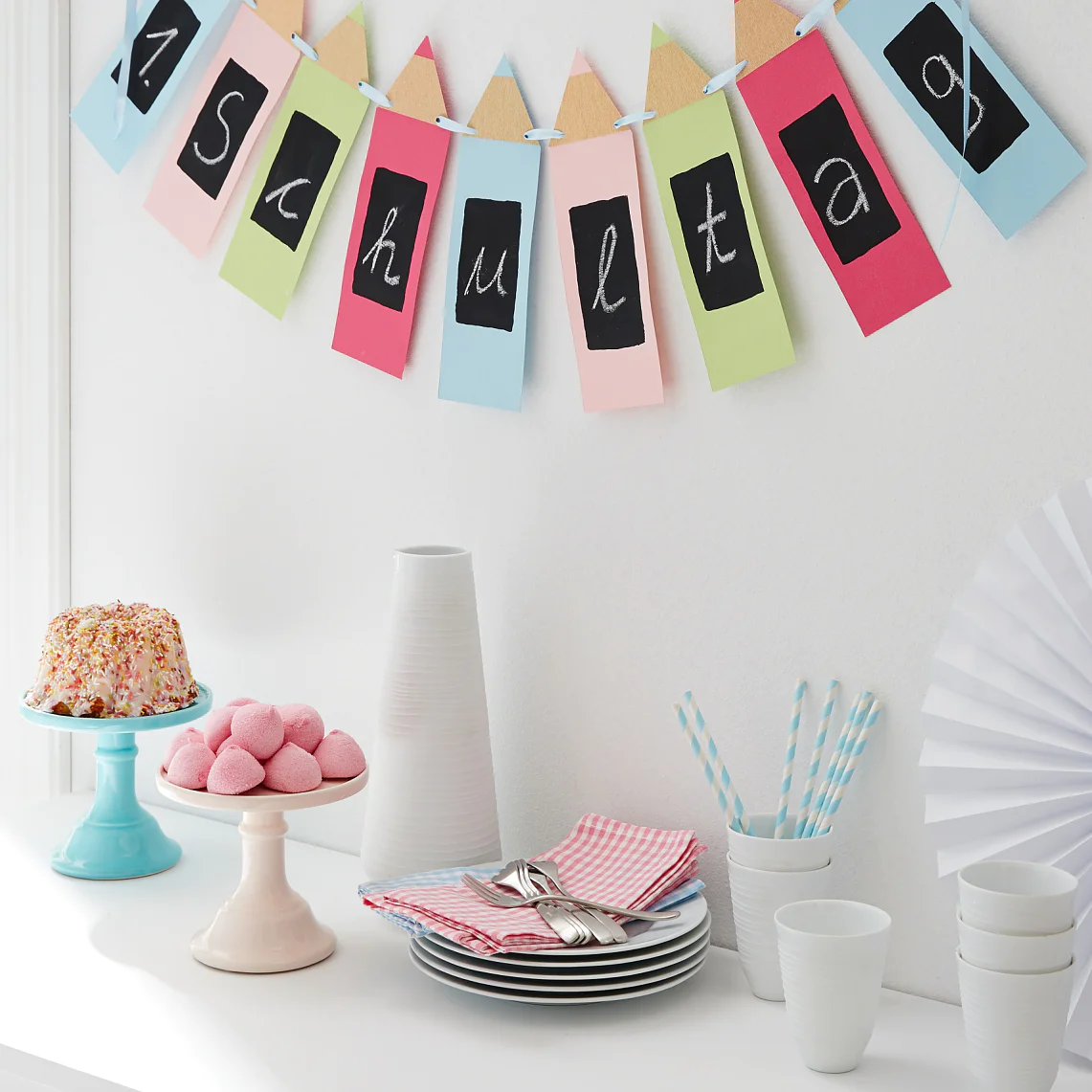 Chalk marks: On such a special day, even the wall is decorated. The pencil festoon for the first day of school shows quite clearly, what will be celebrated today! It is made in a jiffy and can be reused for different occasions because the surface is treated with chalkboard paint.