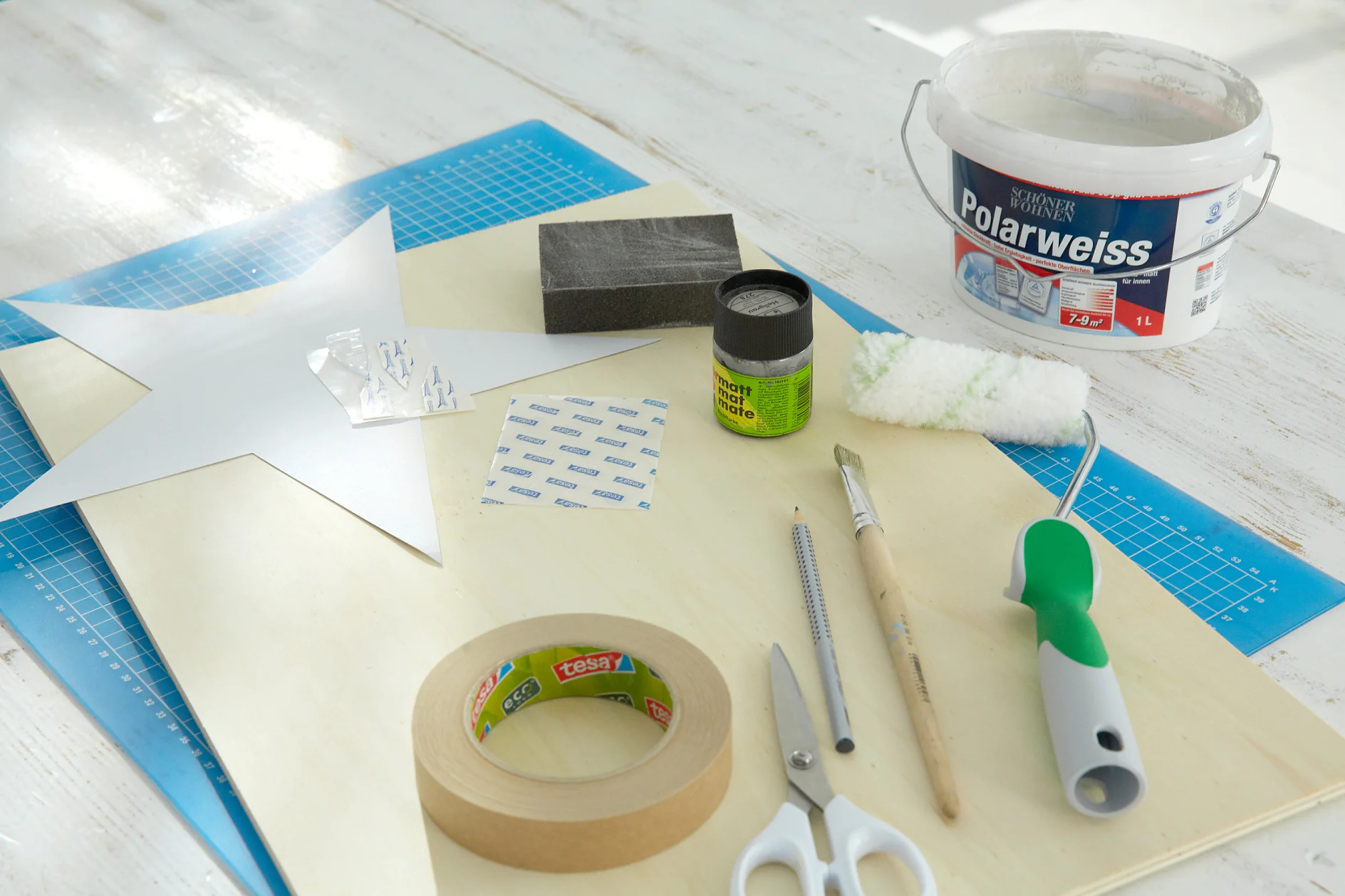 Materials needed for display board for Christmas cards Overview of materials needed for display board for Christmas cards