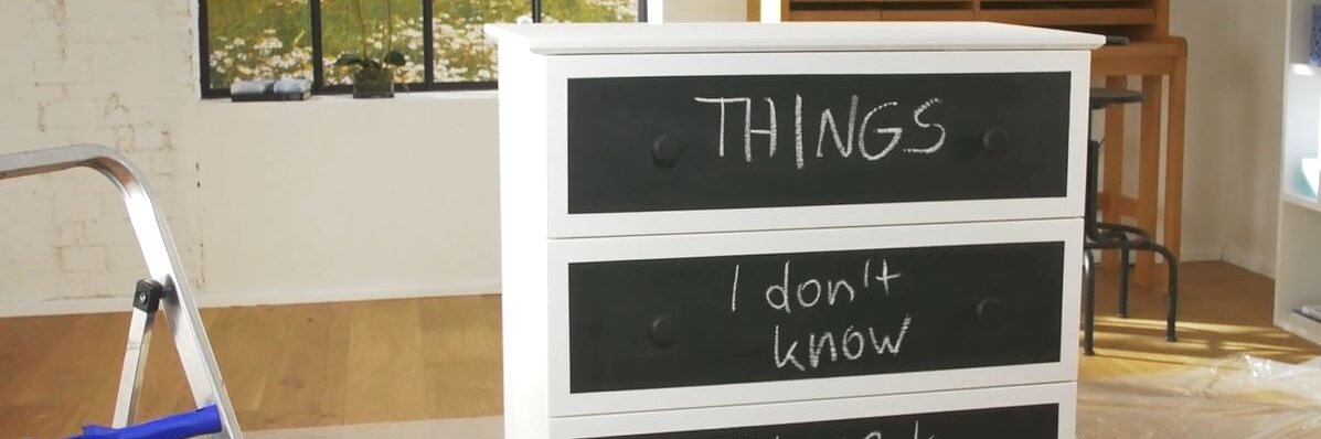 With white acrylic paint and chalkboard paint you go from an old and boring dresser to a unique and modern piece of furniture.
