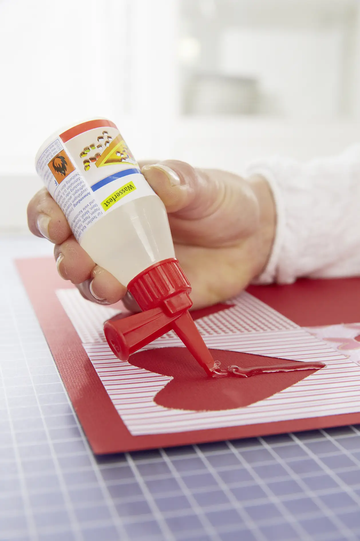 Draw a line with the tesa® all-purpose glue.