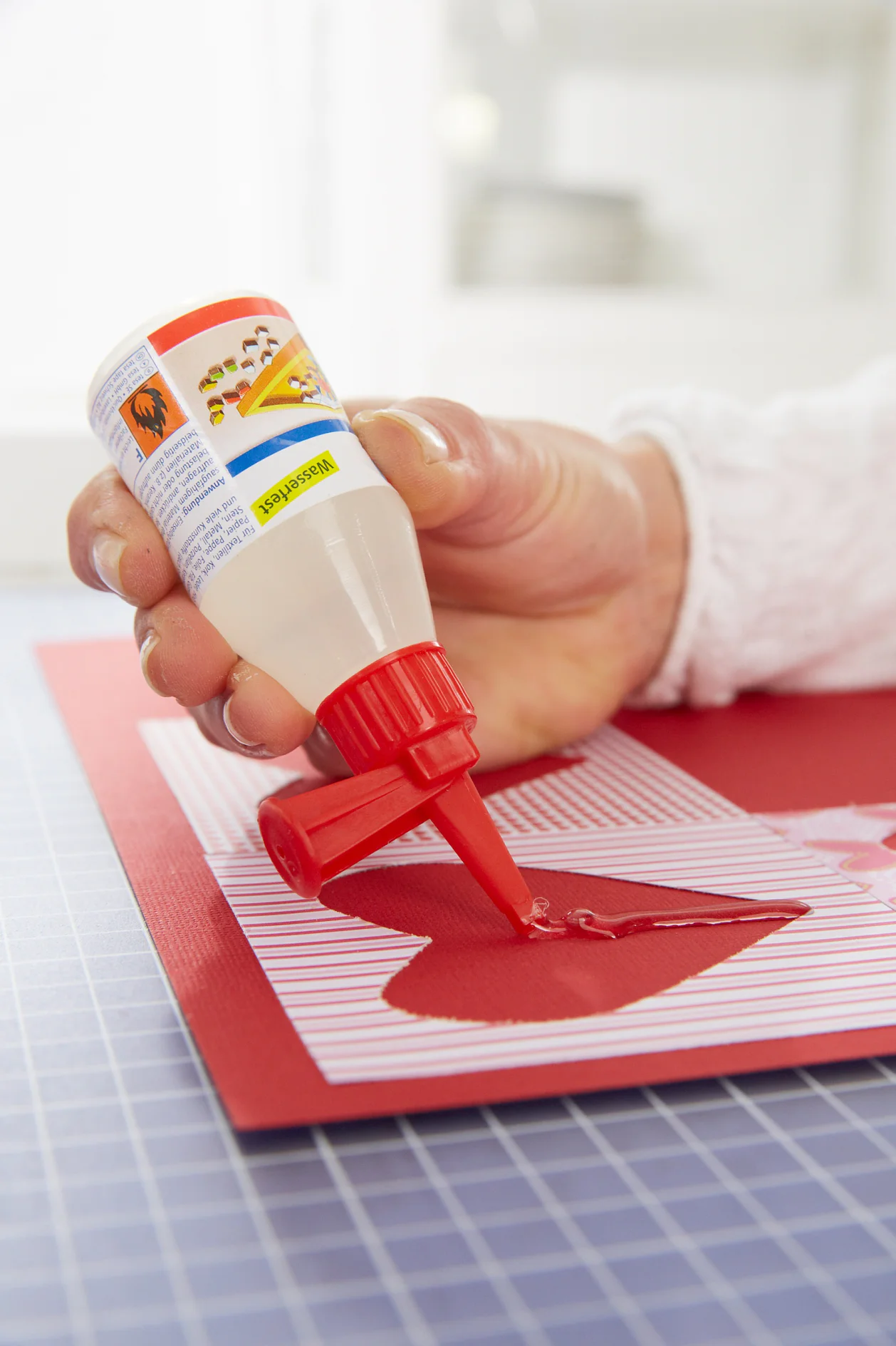 Draw a line with the tesa® all-purpose glue.