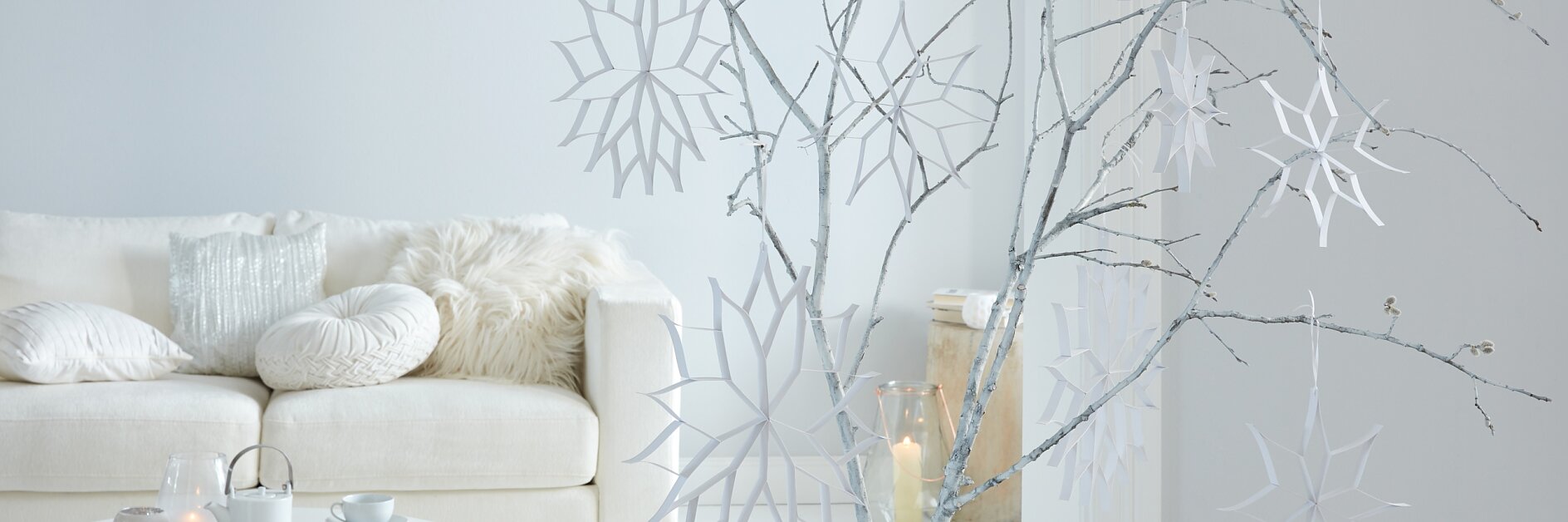 The delicate paper stars look like snow crystals. These hanging decorations are easy to make - a wonderful present for your next Christmas party!
