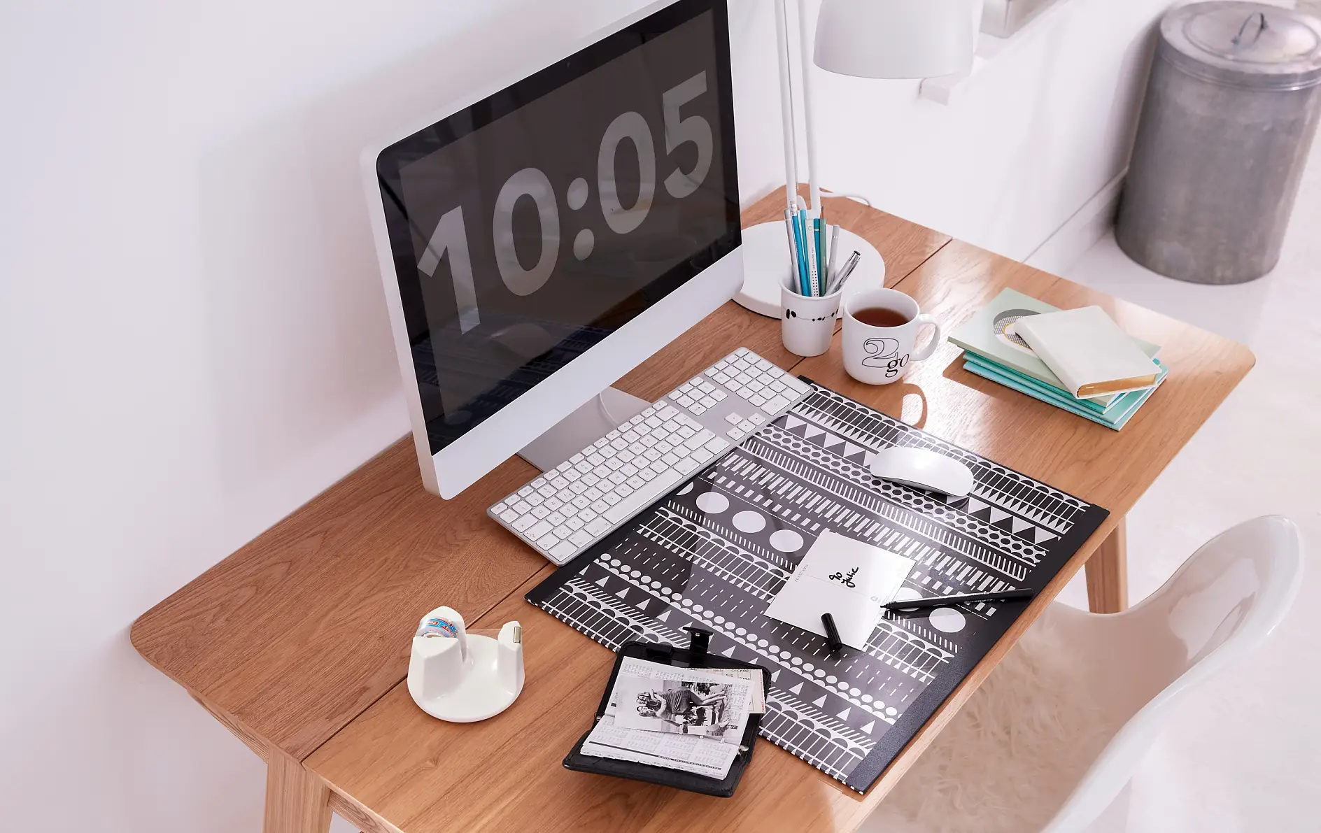 A good base. This desk pad fulfils several functions: It protects the table top, creates a beautiful and individual style, and can always be modified with new paper.