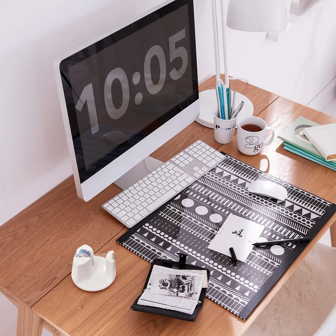 A good base. This desk pad fulfils several functions: It protects the table top, creates a beautiful and individual style, and can always be modified with new paper.