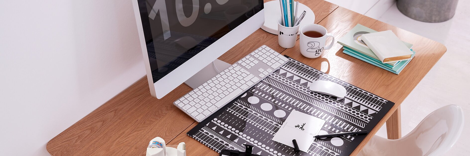 A good base. This desk pad fulfils several functions: It protects the table top, creates a beautiful and individual style, and can always be modified with new paper.