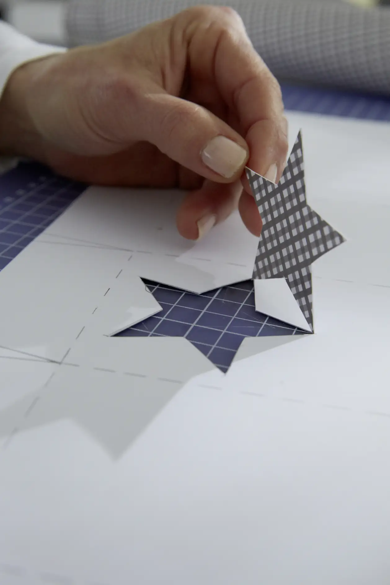 DIY Elegant Folded Cartons / Step 4: Cut out star