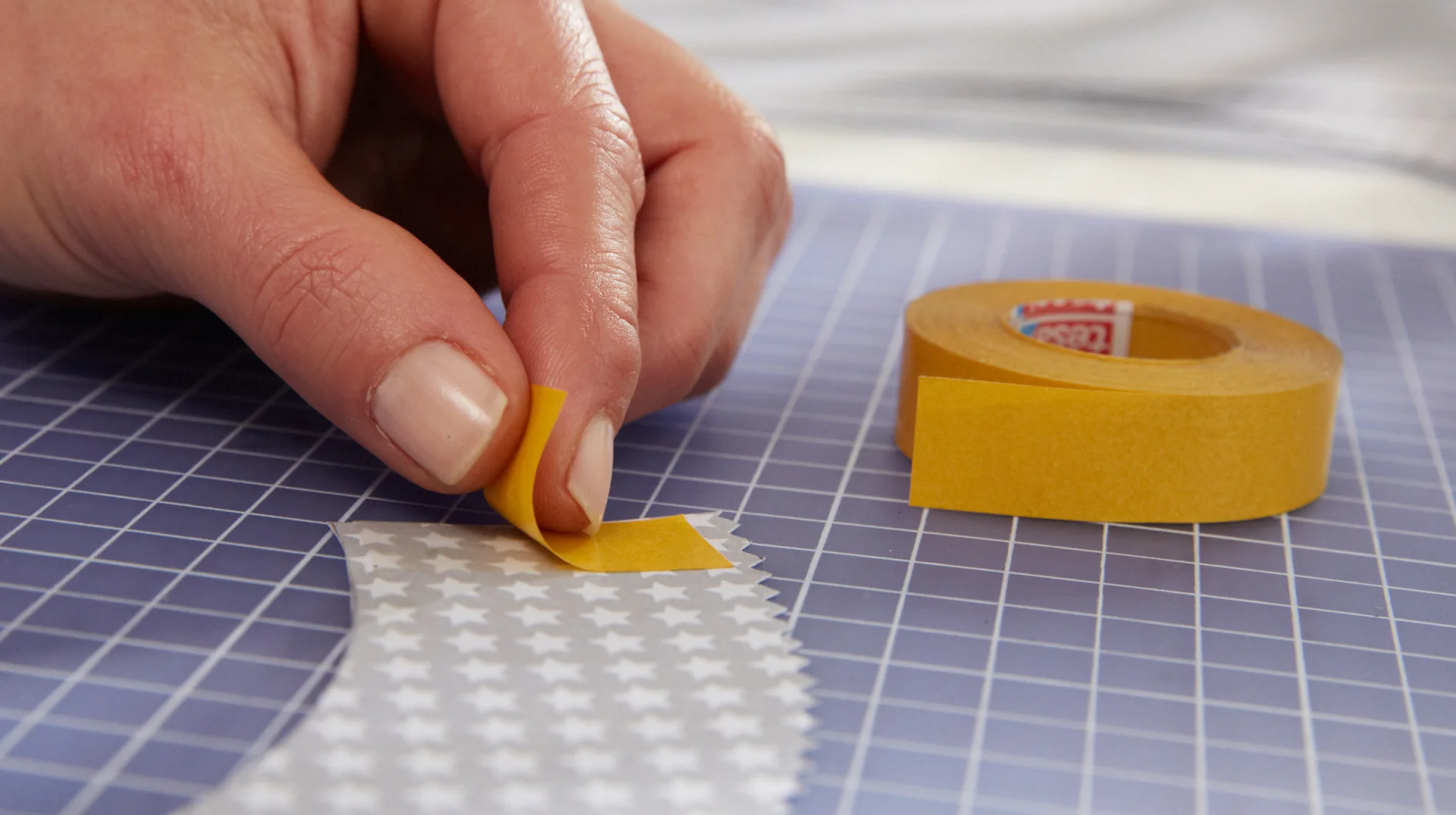 DIY Cupcakes with a Festive Look / Step 3: Tape on tesa® double-sided tape