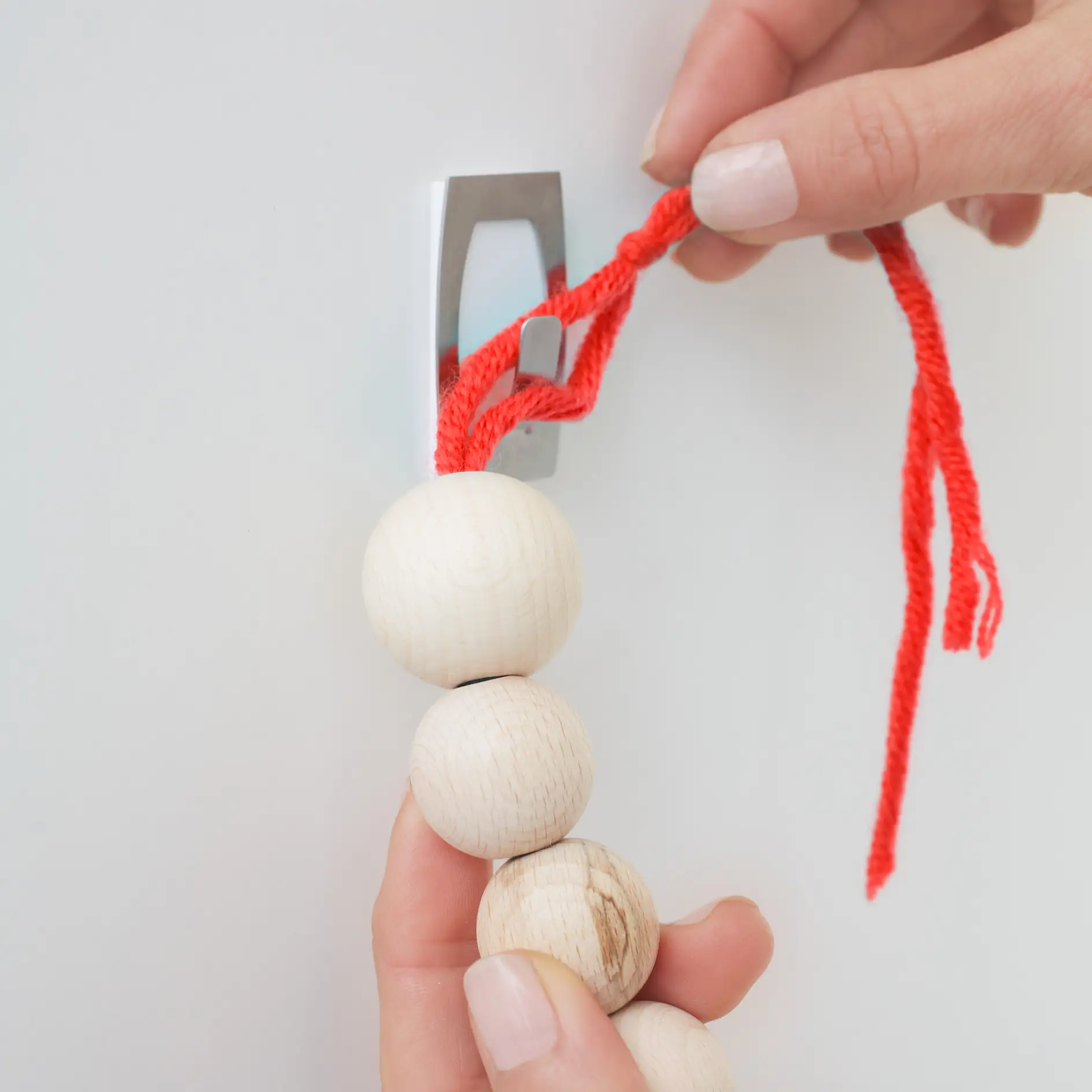 Hang the wool on the tesa® Powerstrips Hooks Small Metal-style Convex.