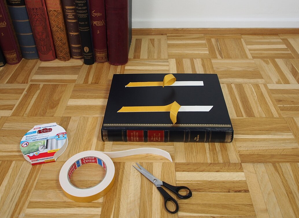 powerbond_booktable_Step2.JPG Bekleben Sie die Bücher mit Powerbond INDOOR.
