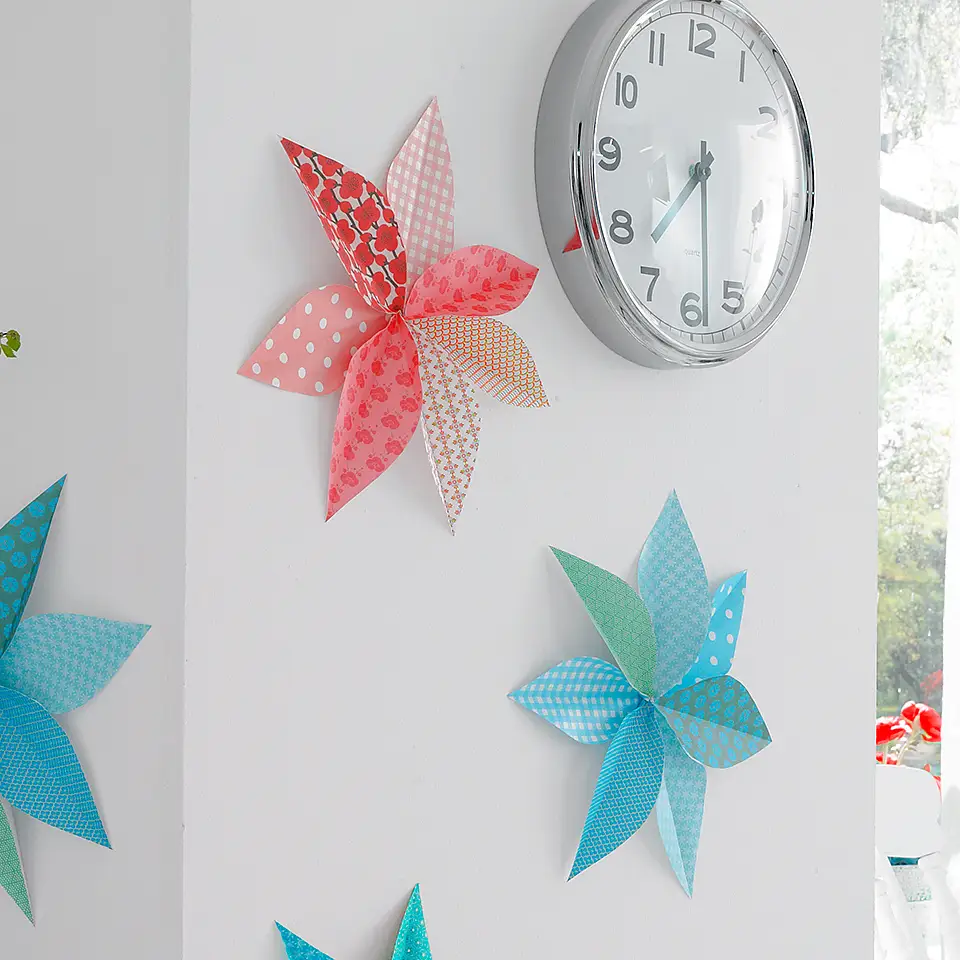 Forget wall tattoos - now your favorite paper designs can have their big moment: We'll mix them up, fold them into big flowers and hang them on the wall like pictures.