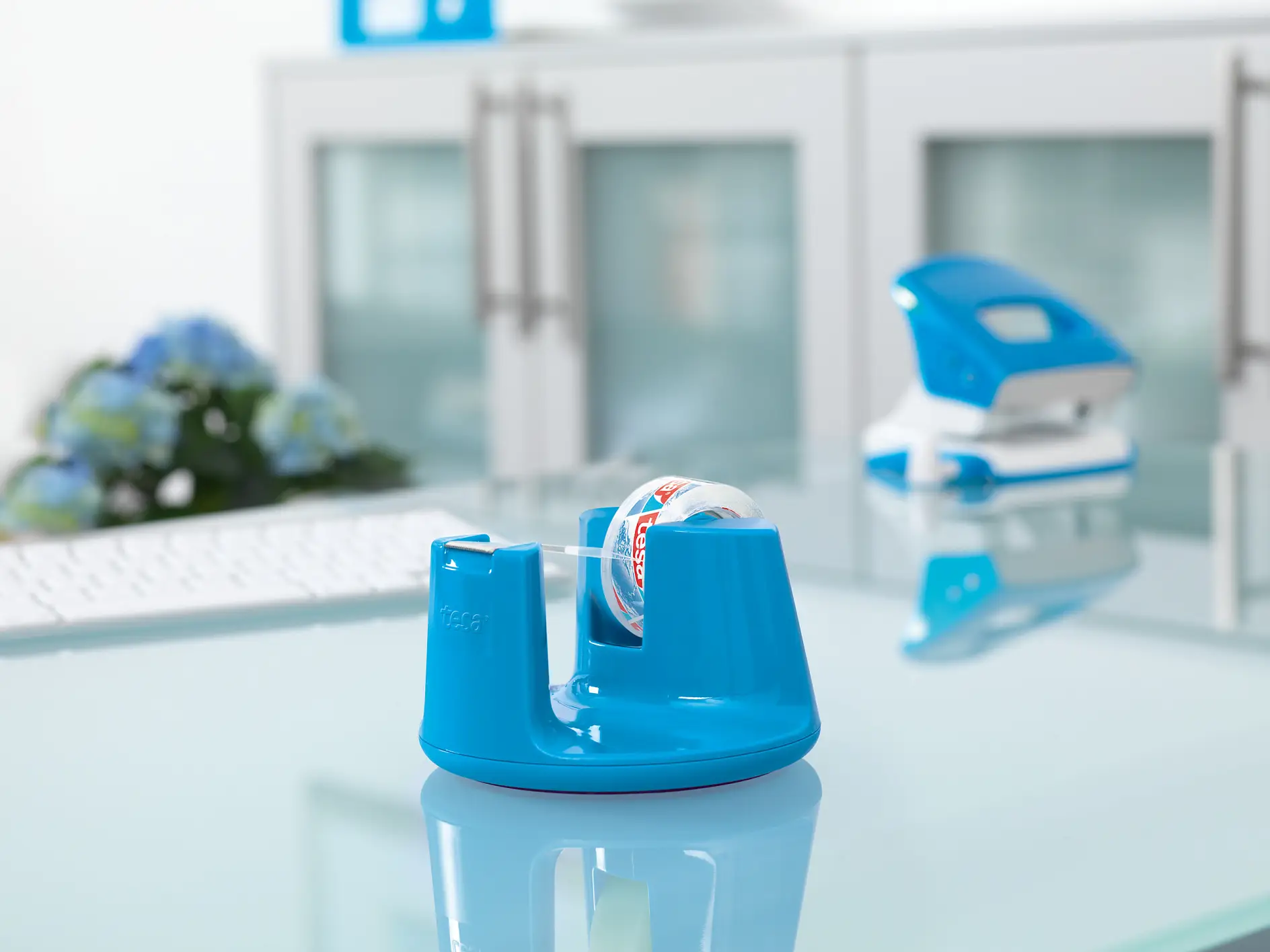 The desk dispenser Easy Cut Compact in light blue creates a spring fever.