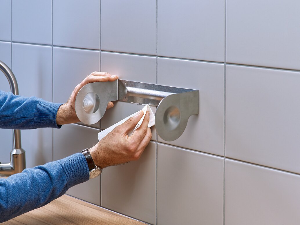 Using tesa® Mounting Glue for Tiles & Metal 14kg/cm² tesa