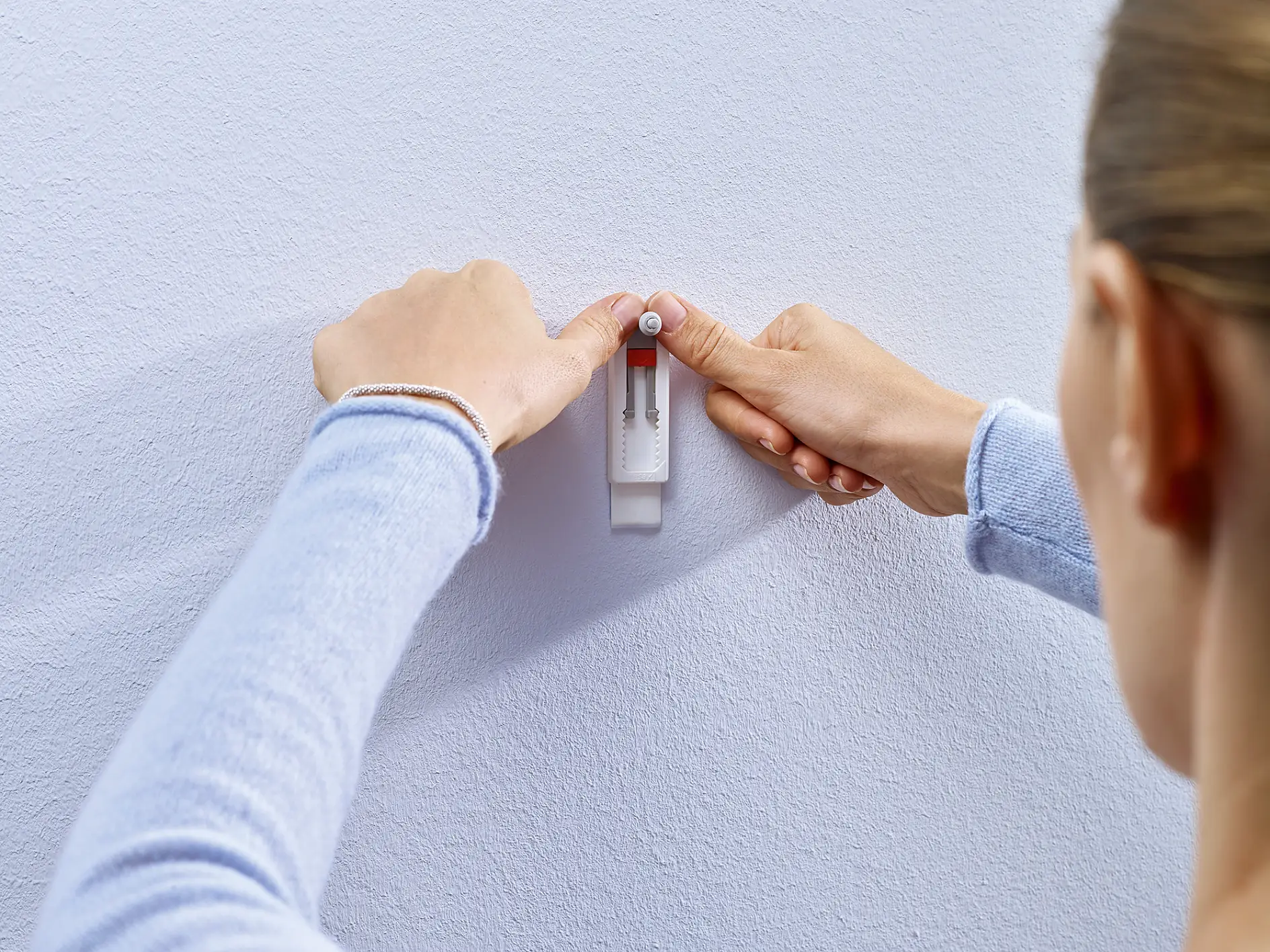 Securing tesa® Adjustable Adhesive Screws for Wallpaper & Plaster 1kg.