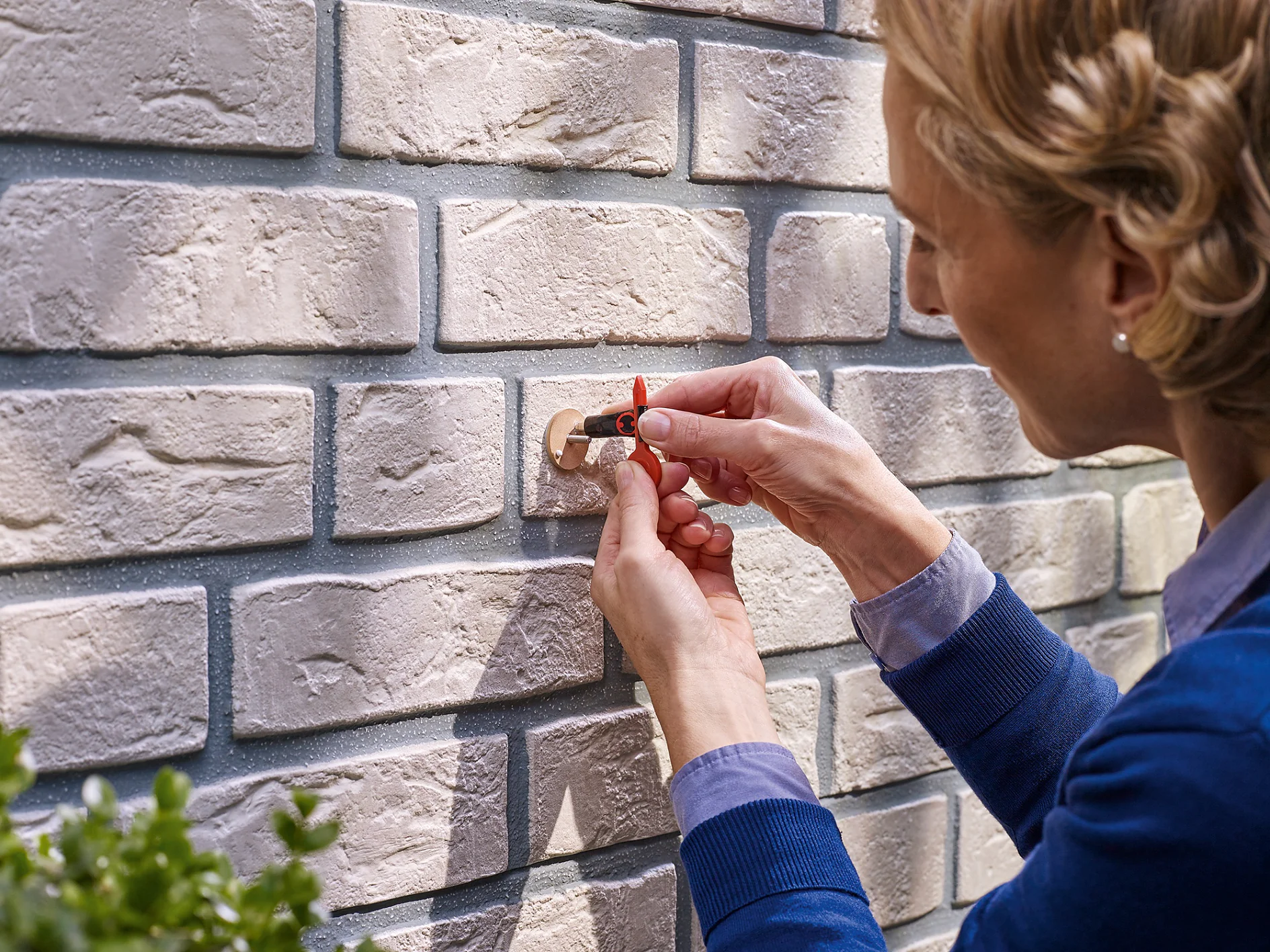 Applying the adhesive for a tesa® Adhesive Screw Round for Brick & Stone 2.5kg.