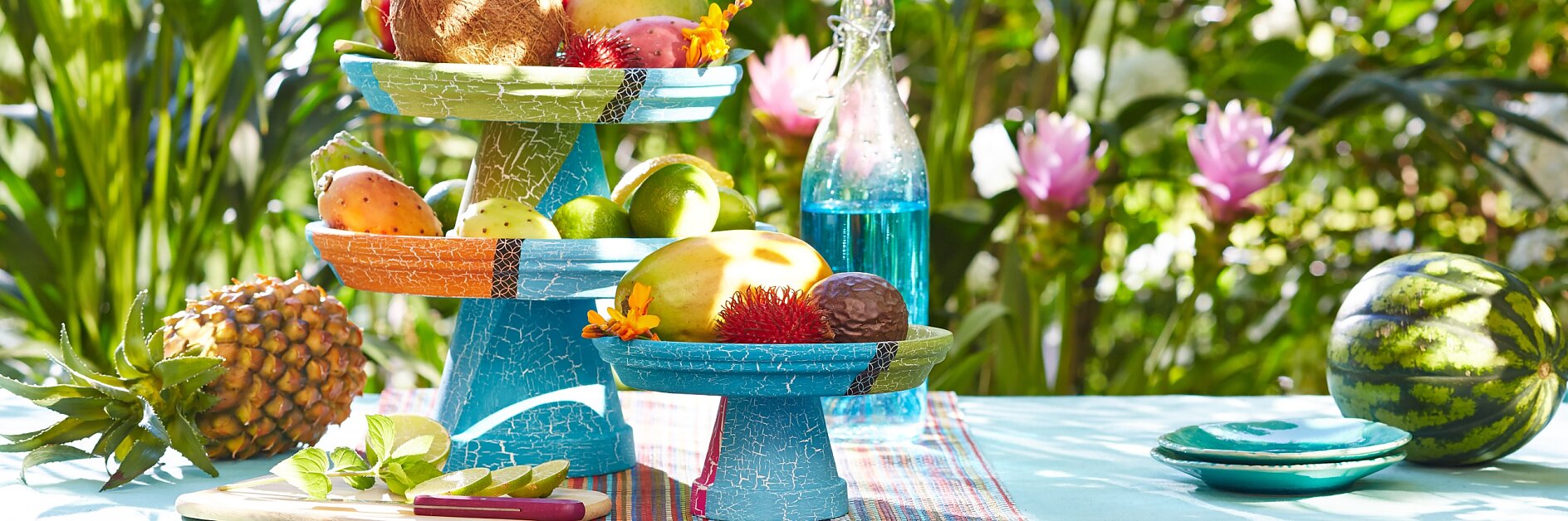 Aufgestockt: Mit diesen Etageren legen wir die Messlatte hoch. Sie sehen witzig aus, bringen Obst auf die Höhe und sind nicht einmal schwer nachzumachen. Originelles Detail: tesa® Deco Tape-Streifen trennen die Farbflächen auf den Tellern.