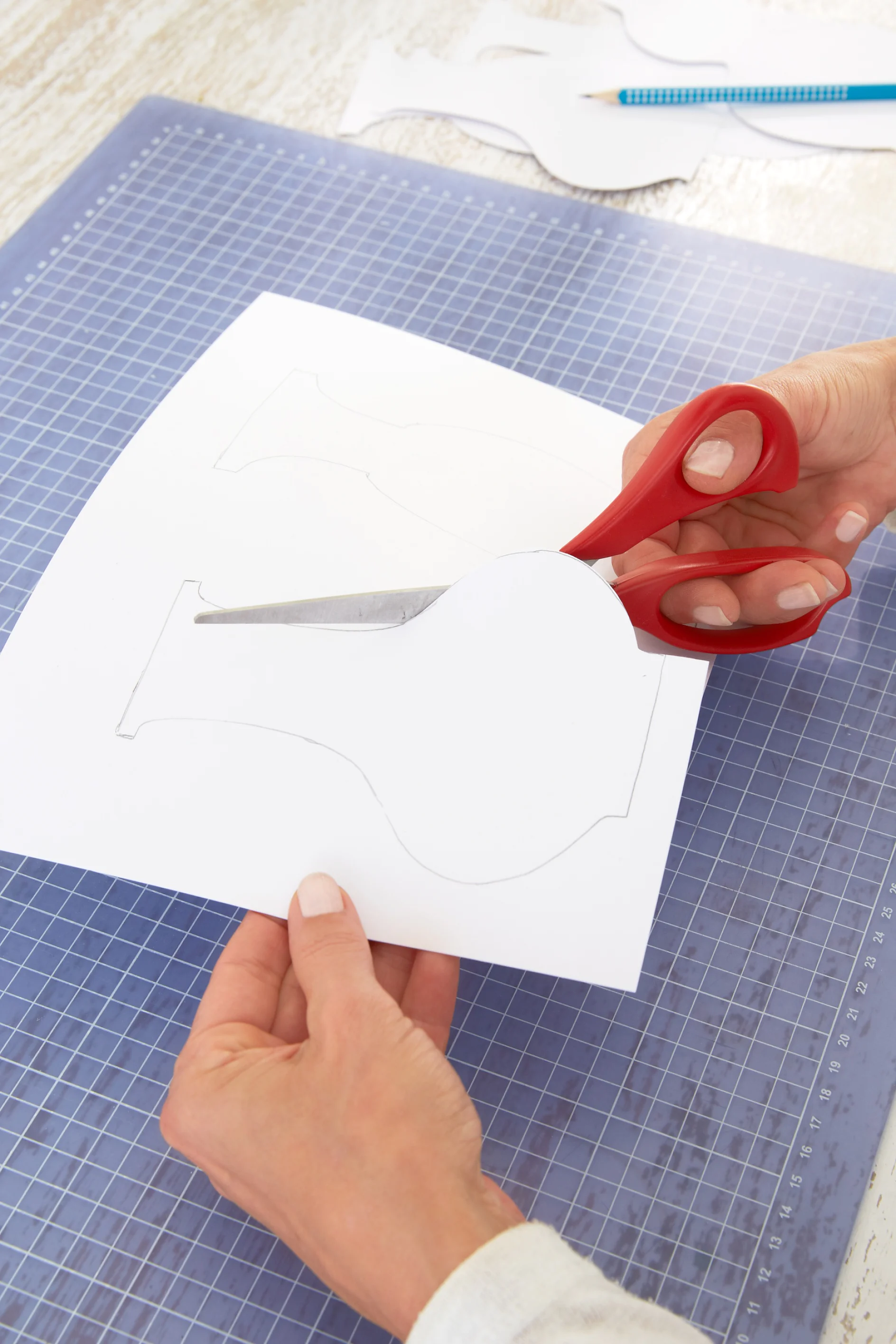 tesa trendpapier 18 / Idee 6: Papp-Silhouetten / Schritt 3 Vasen ausschneiden.