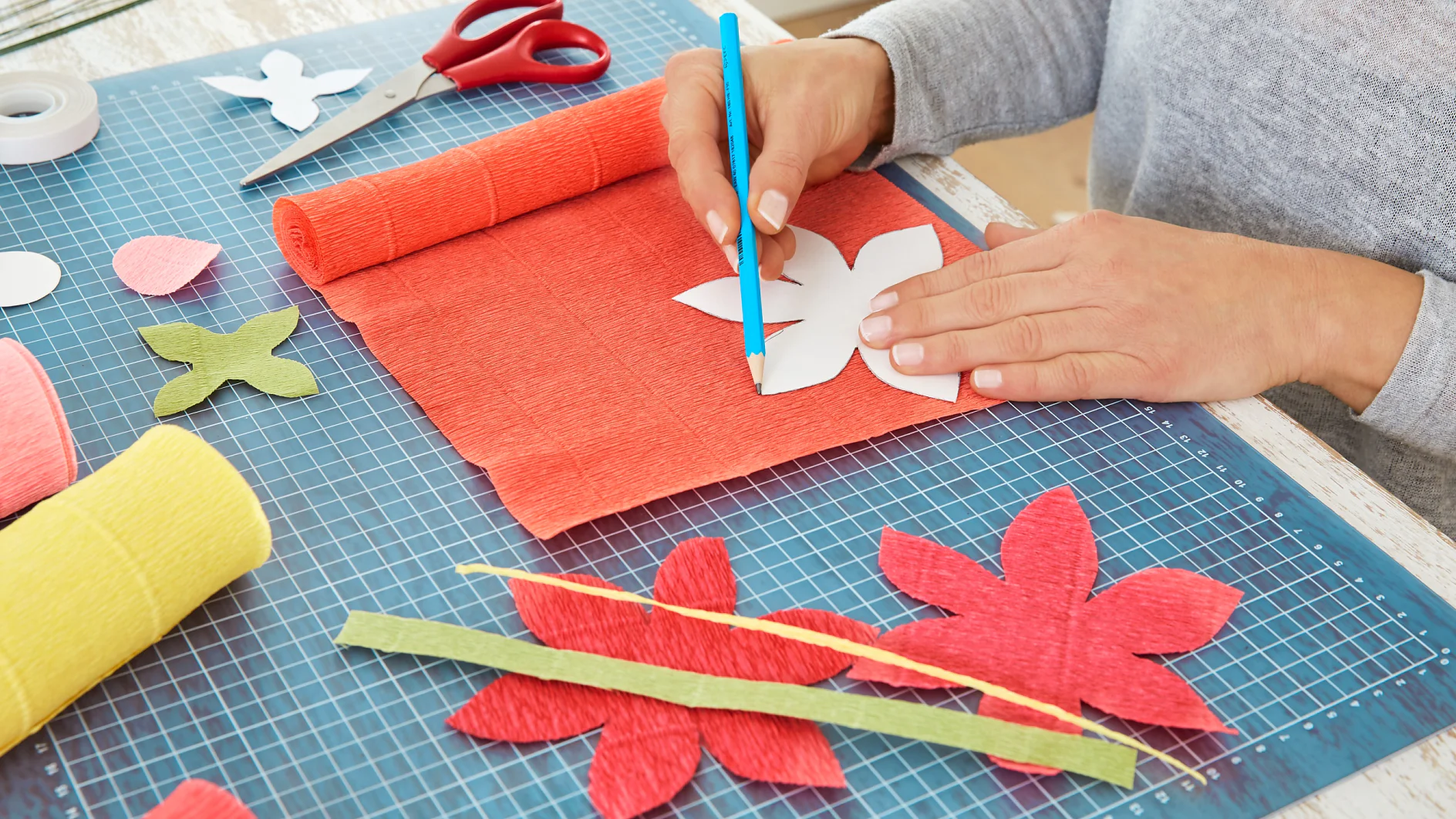 tesa_57020_64621_flower_step_002 DIY Paper Flower / Step 1: Cut Stencils
