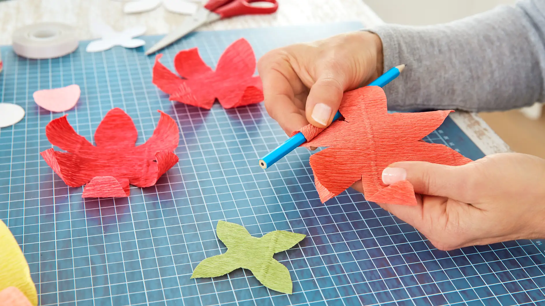 DIY Paper Flower / Step 2: Roll the Petals