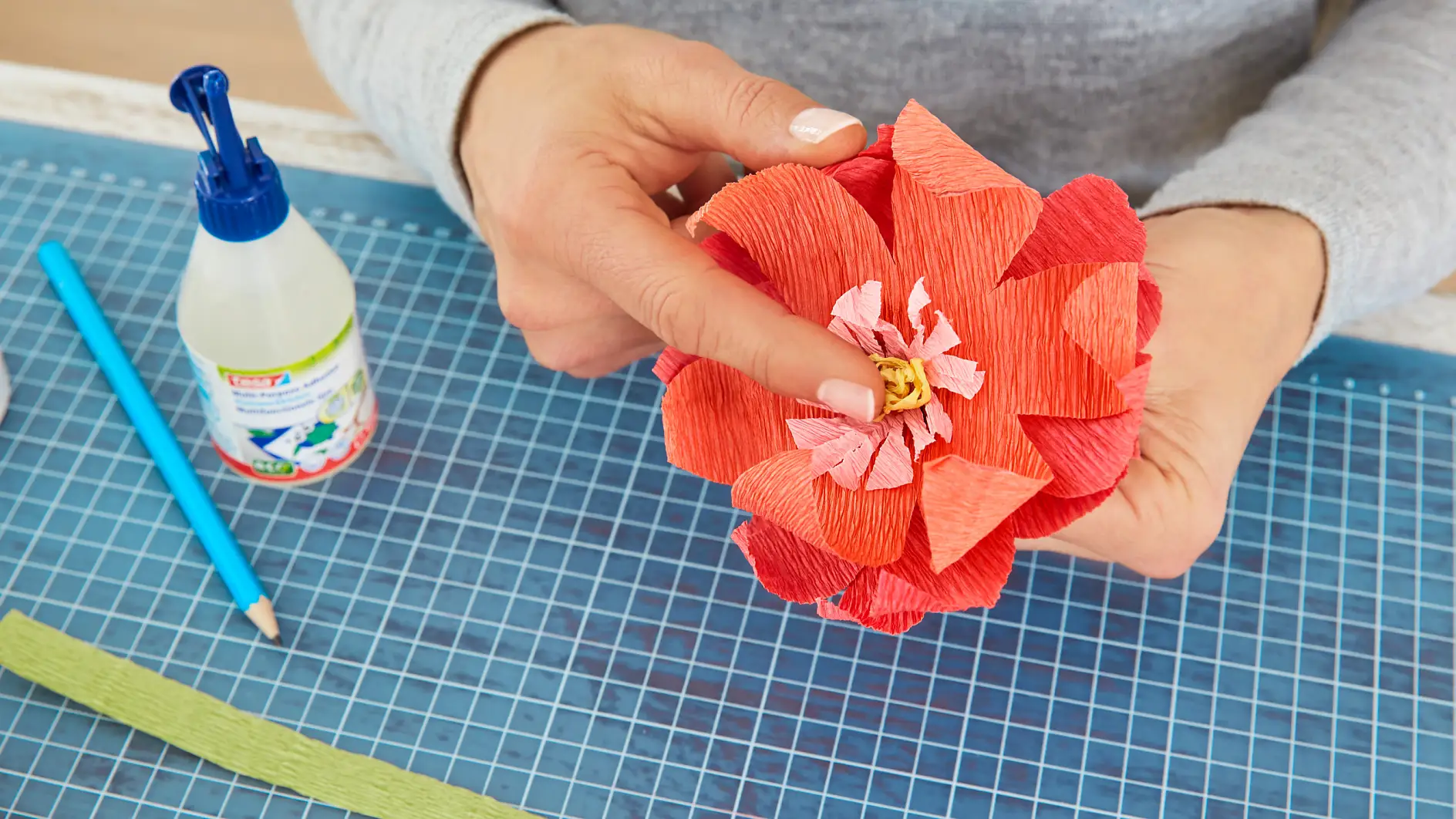 DIY Paper Flower / Step 7: Make small cuts