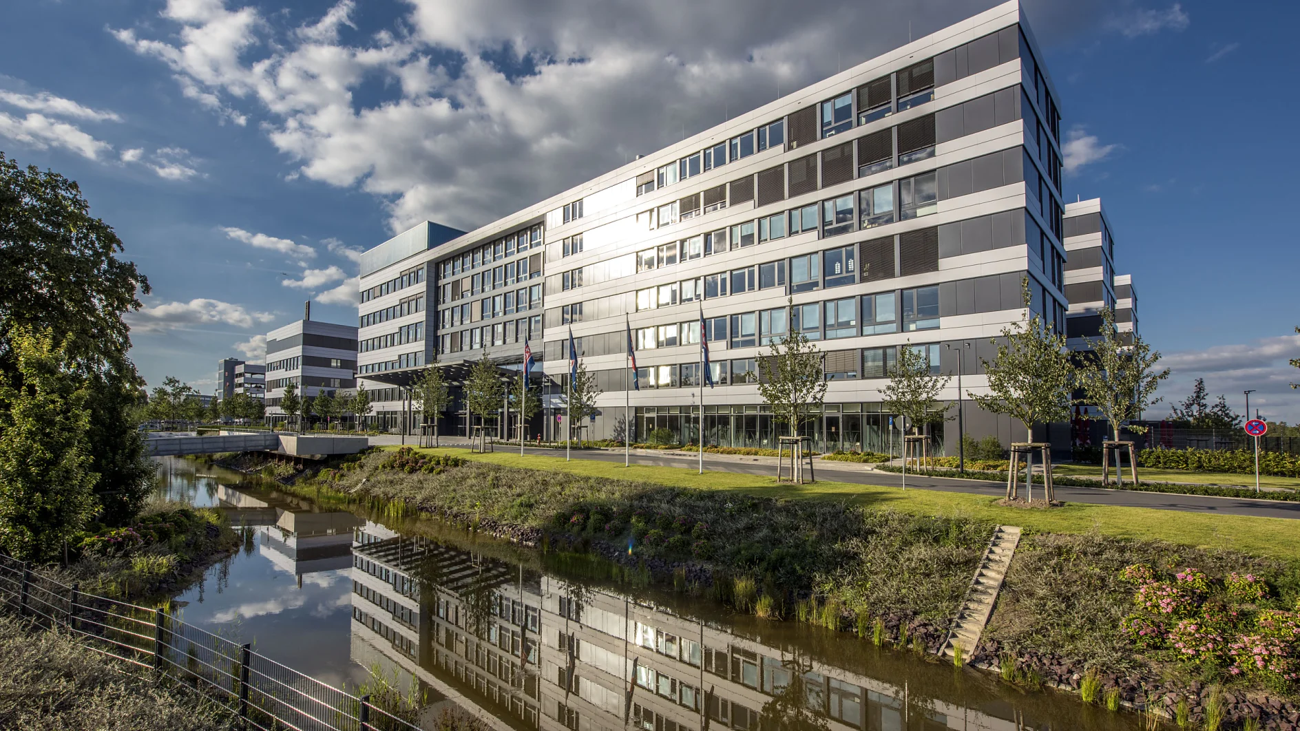 The tesa SE building complex in Norderstedt, which was dedicated in early 2016, combines the company’s headquarters nd research and technology center in a single facility. At 160 million euros, it was the largest investment in the company’s history. There are currently more than 1,000 employees working at the site on Hugo-Kirchberg-Strasse.
